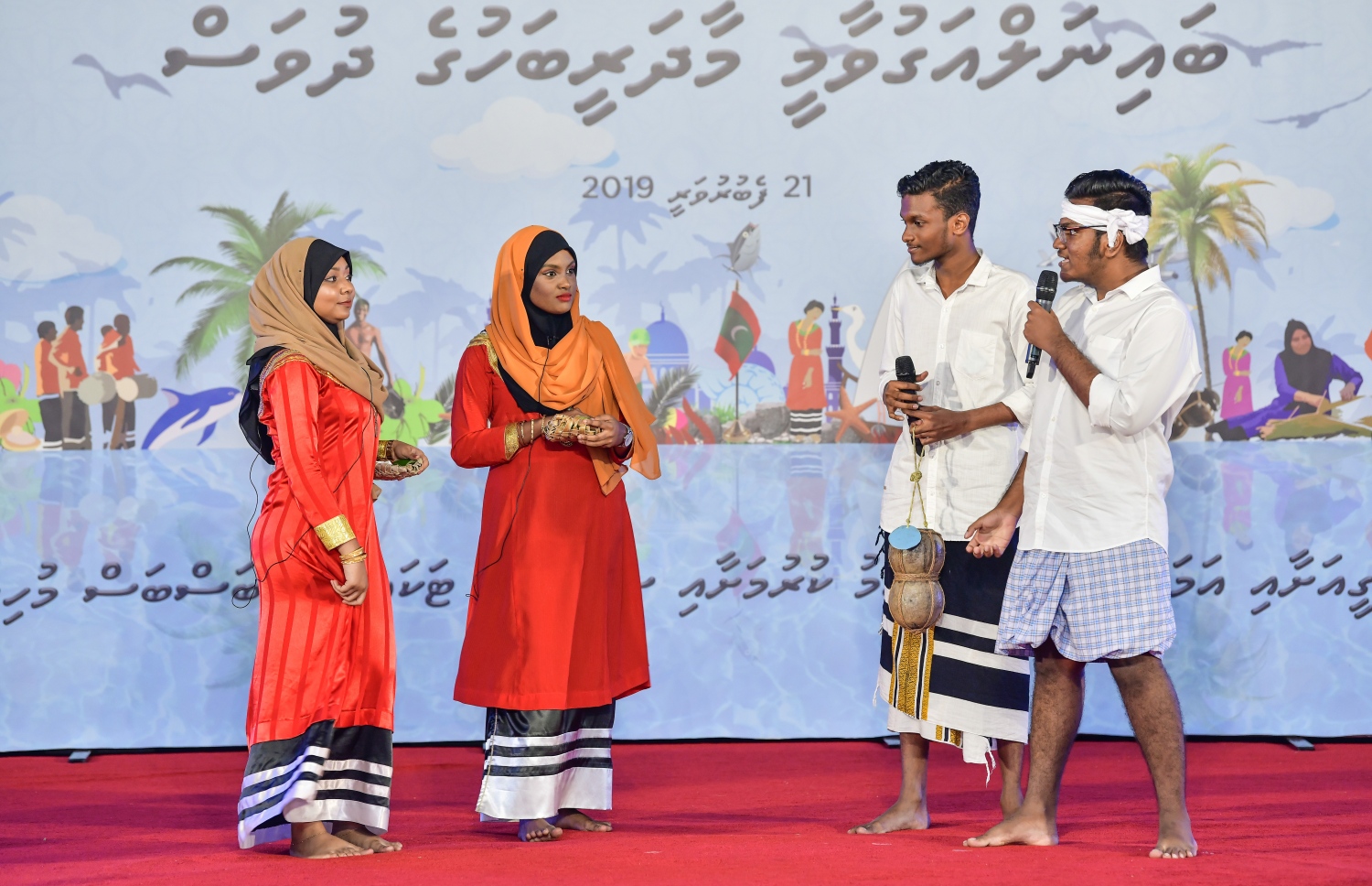 މާލެ: ފެބުރުއަރީ 21، 2019- މާދަރީ ބަހުގެ ދުވަހުގެ މުނާސަބަތުގައި ދަރުބާރުގޭގައި ބޭއްވި ހާއްސަ ރަސްމިއްޔާތުގައި ތާޖުއްދީން ސްކޫލުގެ ދަރިވަރުންތަކެއް އައިޓަމެއް ހުށަހަޅައިދެނީ.--- ފޮޓޯ: ނިޝާން އަލީ/މިހާރު