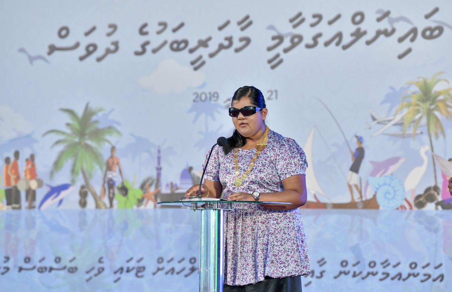 މާލެ: ފެބުރުއަރީ 21، 2019- މާދަރީ ބަހުގެ ދުވަހުގެ މުނާސަބަތުގައި ދަރުބާރުގޭގައި ބޭއްވި ހާއްސަ ރަސްމިއްޔާތުގައި، ތާނަ ބްރެއިލް ކޯހުގެ ދަރިވަރު ޒަޔާ އަހްމަދު ޒުބެއިރު ވާހަކަ ދައްކަނީ.--- ފޮޓޯ: ނިޝާން އަލީ/މިހާރު