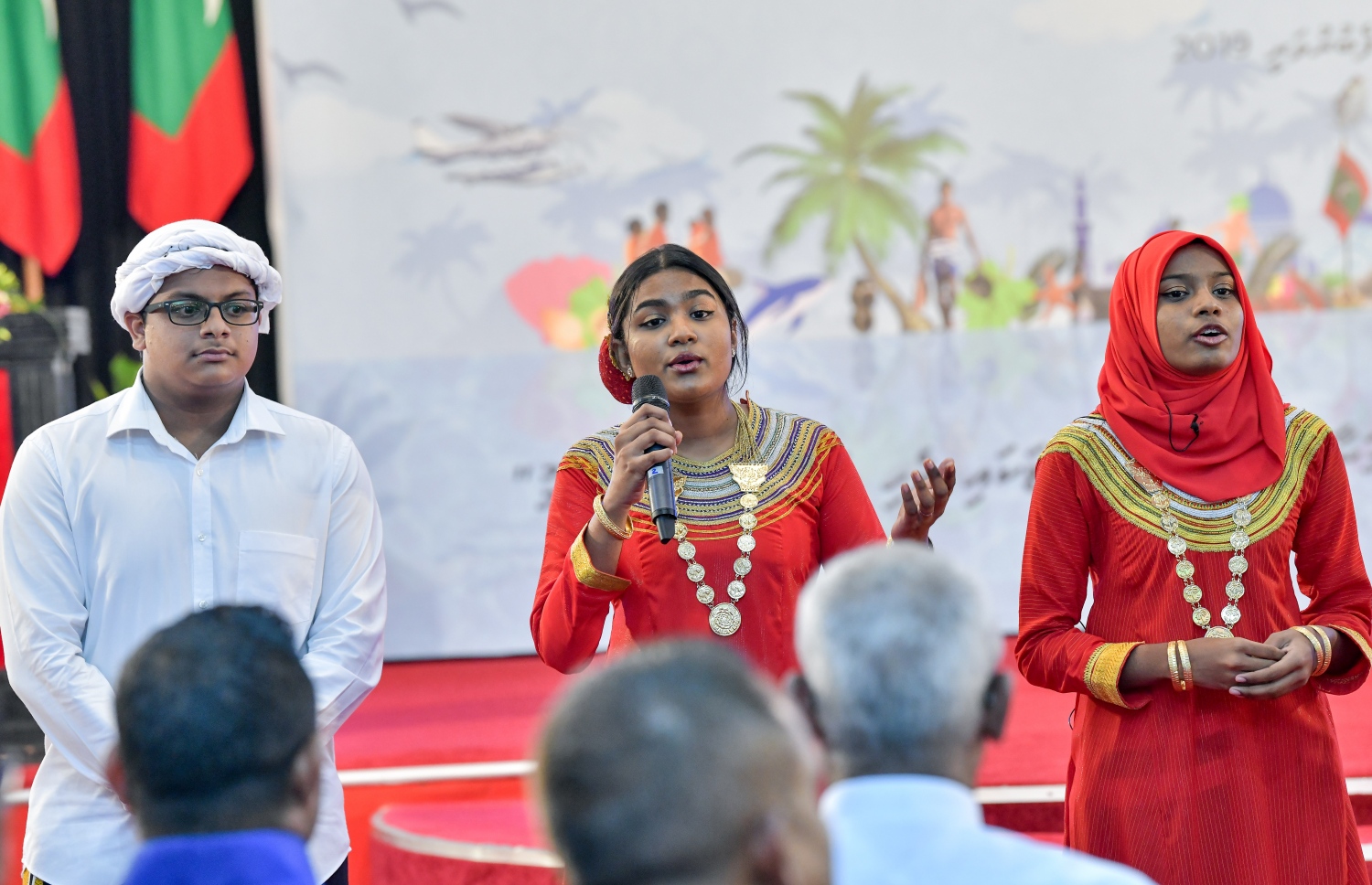 މާލެ: ފެބުރުއަރީ 21، 2019- މި އަހަރުގެ މާދަރީ ބަހުގެ ދުވަހުގެ މުނާސަބަތުގައި ދަރުބާރުގޭގައި ބޭއްވި ހާއްސަ ރަސްމިއްޔާތުގައި، ސީއެޗްއެސްއީގެ ދަރިވަރުންތަކެއް އައިޓަމެއް ހުށަހަޅައިދެނީ.--- ފޮޓޯ: ނިޝާން އަލީ/މިހާރު