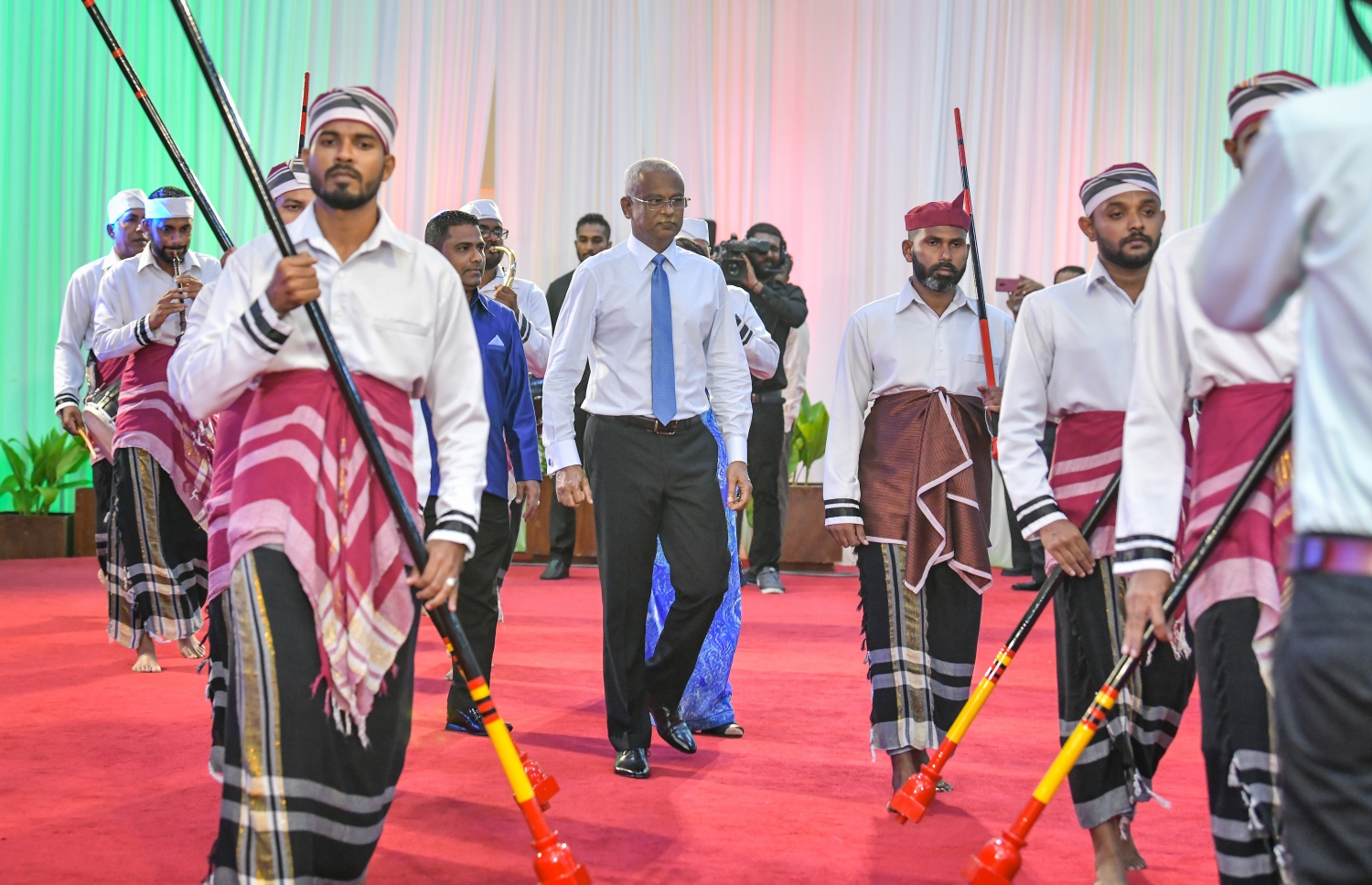 މާލެ: ފެބުރުއަރީ 21، 2019- މި އަހަރުގެ މާދަރީ ބަހުގެ ދުވަހުގެ މުނާސަބަތުގައި ދަރުބާރުގޭގައި ބޭއްވި ހާއްސަ ރަސްމިއްޔާތަށް ރައީސް އިބްރާހިމް މުހައްމަދު ސޯލިހް ވަޑައިގަތުމުން މަރުހަބާ ދަންނަވަނީ.--- ފޮޓޯ: ނިޝާން އަލީ/މިހާރު