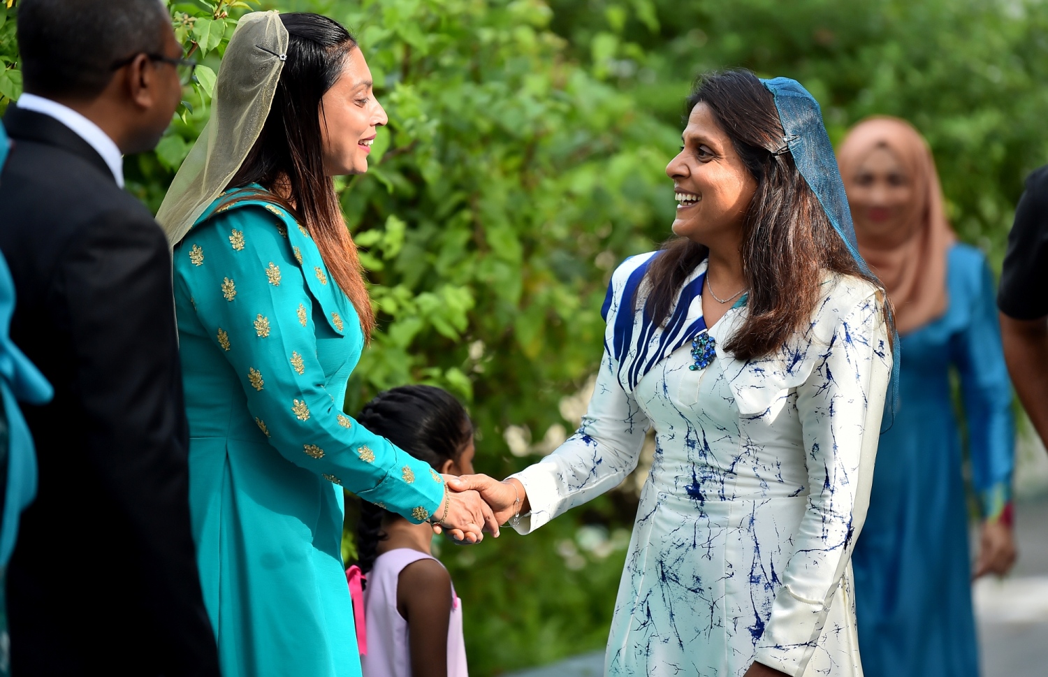 ގައުމީ މަންހަޖު މުރާޖައާކުުރުމުގެ މަހާސިންތާ ފެށުމުގެ ރަސްމިއްޔާތ ޝަރަފުވެރިކޮށްދެއްވަން ވަޑައިގެން ފަސްޓްލޭޑީ ފަޒްނާ (ކ)، އެޑީއުކޭޝަން މިނިސްޓަރު ޑރ. އައިޝަތު އަލީއާ ސަލާމްކުރައްވަނީ.-- ފޮޓޯ: ރައީސް އޮފީސް