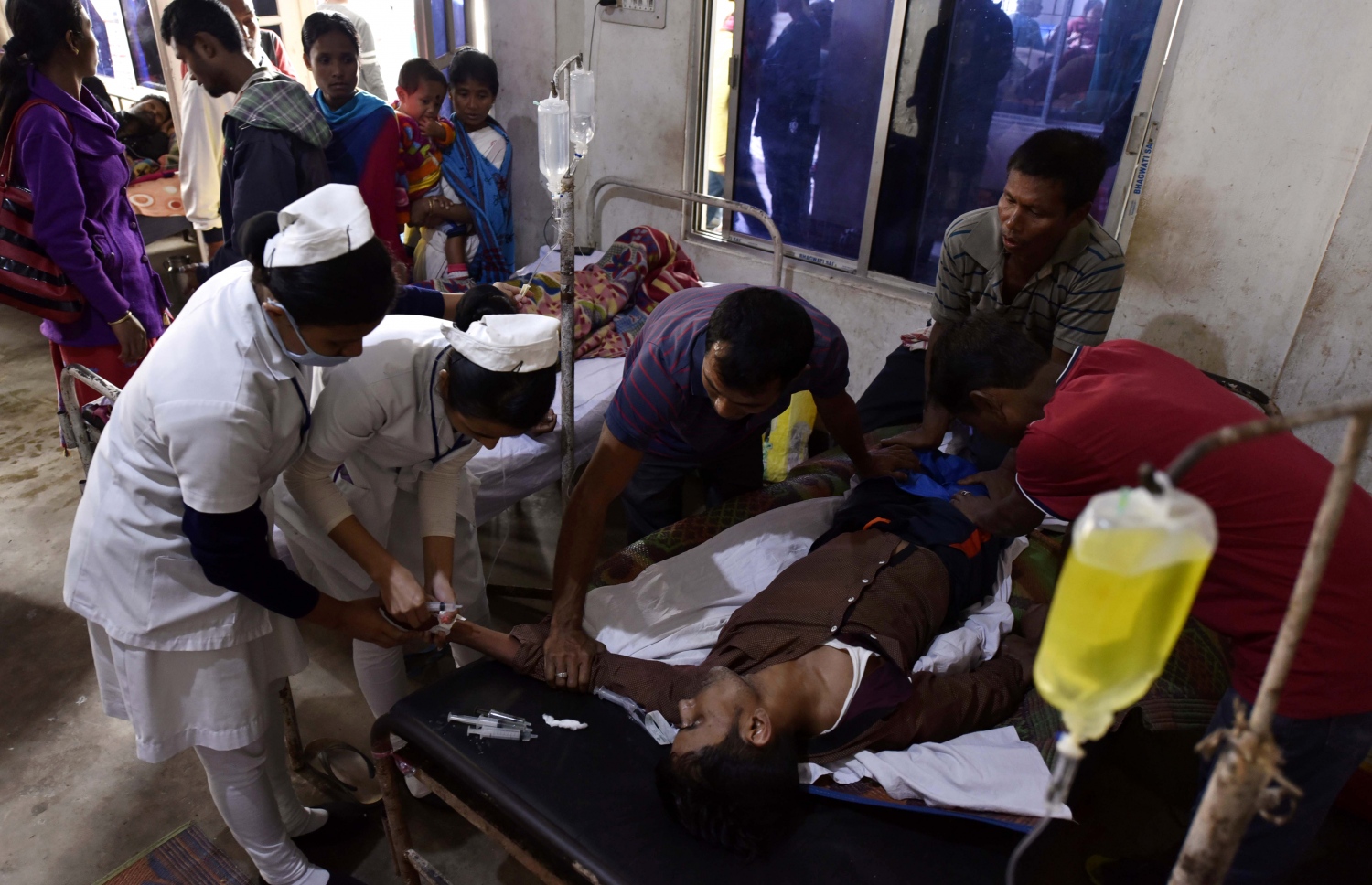 އާސާމްގައި ވިހަ ރާ ބޮވުނު މީހަކަށް ހޮސްޕިޓަލުގައި ފަރުވާ ދެނީ. --ފޮޓޯ:އޭއެފްޕީ