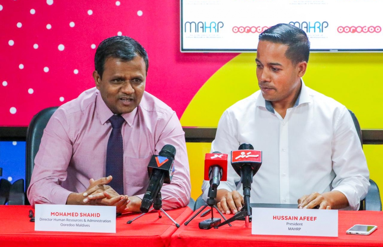 އެމްއޭއެޗްއާރްޕީގެ ރައީސް ހުސެއިން އަފީފް އާއި އުރީދޫގެ ޑައިރެކްޓާ އޮފް ހިއުމަން ރިސޯސަސް މުހައްމަދު ޝާހިދު -- ފޮޓޯ: އުރީދޫ