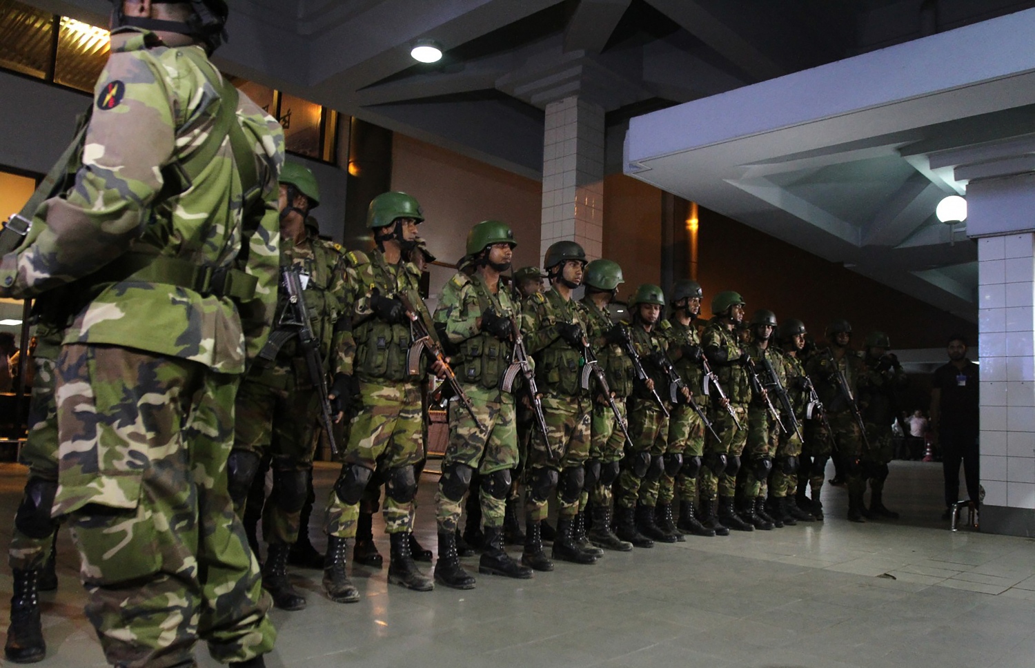 ބަންގްލަދޭޝް ސިފައިން ޝާހު އަމާނަތު އިންޓަނޭޝަނަލް އެއާޕޯޓް ގާޑުކޮށްގެން. --ފޮޓޯ:އޭއެފްޕީ