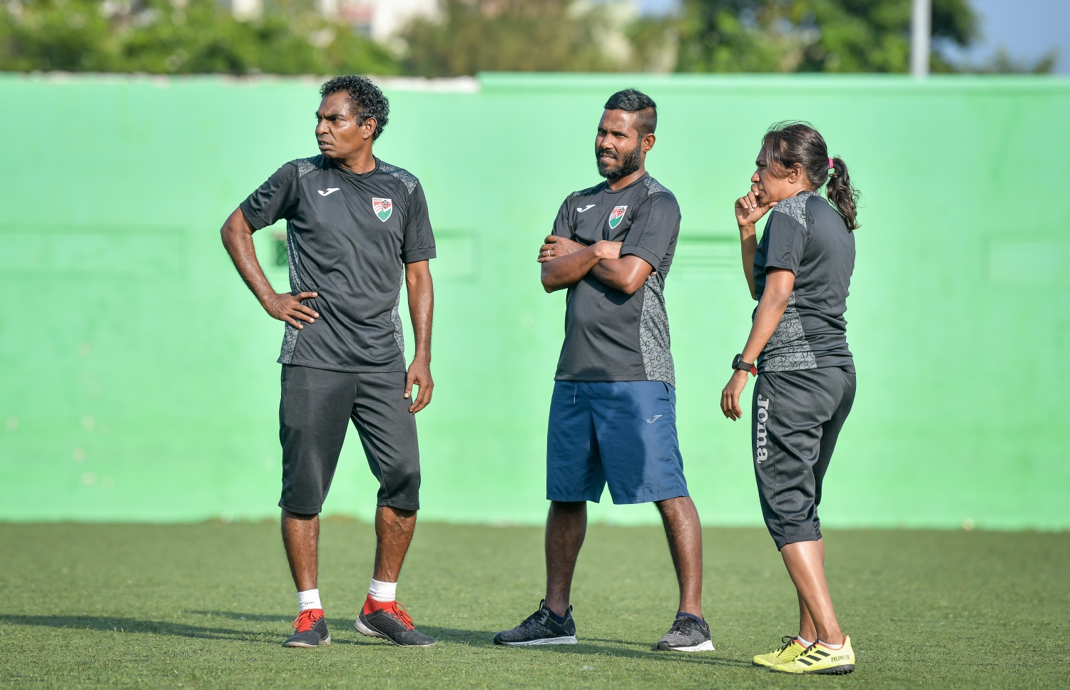 ގައުމީ ޓީމުގެ ކޯޗު އާތީ (ވ) އާއި އެސިސްޓަންޓް ކޯޗު އާފިއު (މ) އަދި ފިޒިކަލް ޓްރެއިނަރު މުއީނާ. --ފޮޓޯ: ނިޝާން އަލީ/ މިހާރު