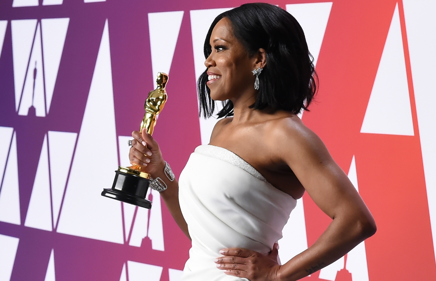 ފެބްރުއަރީ 25، 2019: އޮސްކާ އެވޯޑްސްގެ އެންމެ މޮޅު ސަޕޯޓިން އެކްޓްރެސް ރެޖީނާ ކިންގް އެވޯޑާ އެކު. --ފޮޓޯ:އޭއެފްޕީ