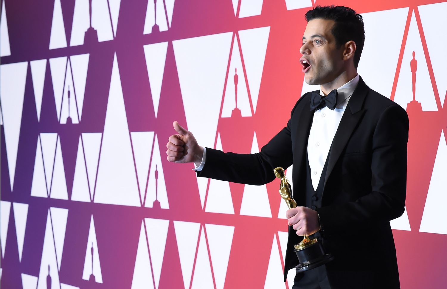 ފެބްރުއަރީ 25، 2019: އޮސްކާ އެވޯޑްސްގެ އެންމެ މޮޅު އެކްޓަރުގެ މަގާމު މި އަހަރު ހޯދި ރަމީ މާލިކް ފިލްމު "ބޮހީމިއަން ރާޕްސޮޑީން" އެވޯޑާ އެކު. --ފޮޓޯ:އޭއެފްޕީ