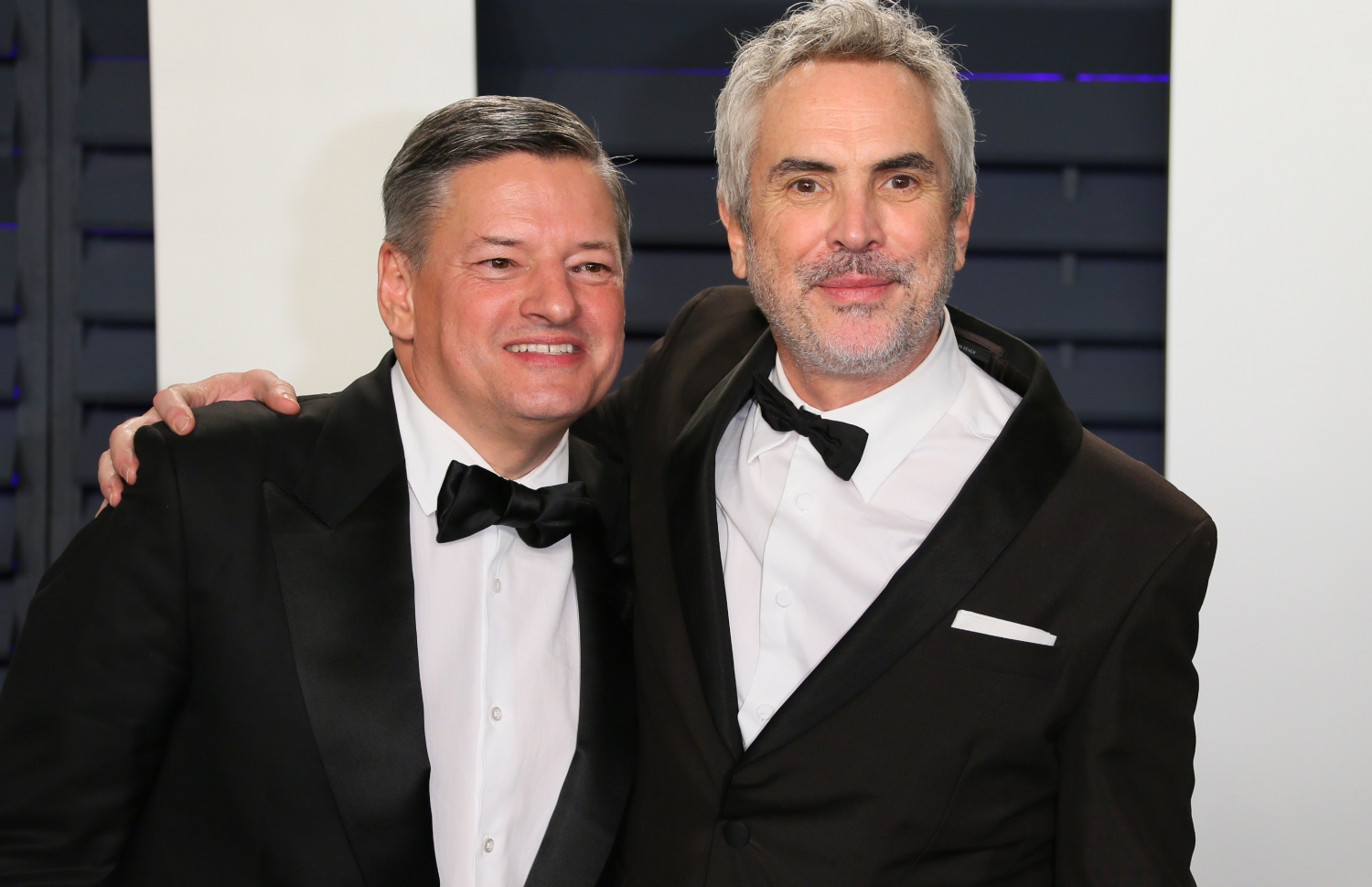 ފެބްރުއަރީ 25، 2019: ނެޓްފްލިކްސްގެ ޗީފް ކޮންޓެންޑް އޮފިސަ ޓެޑް ސަރަންޑޮސް (ވ) އަދި އެންމެ މޮޅު ޑައިރެކްޓަރު (ފޮރިން ލެންގޭޖް) އަލްފޮންސޯ އެވޯޑް ހަފުލާގައި. --ފޮޓޯ:އޭއެފްޕީ