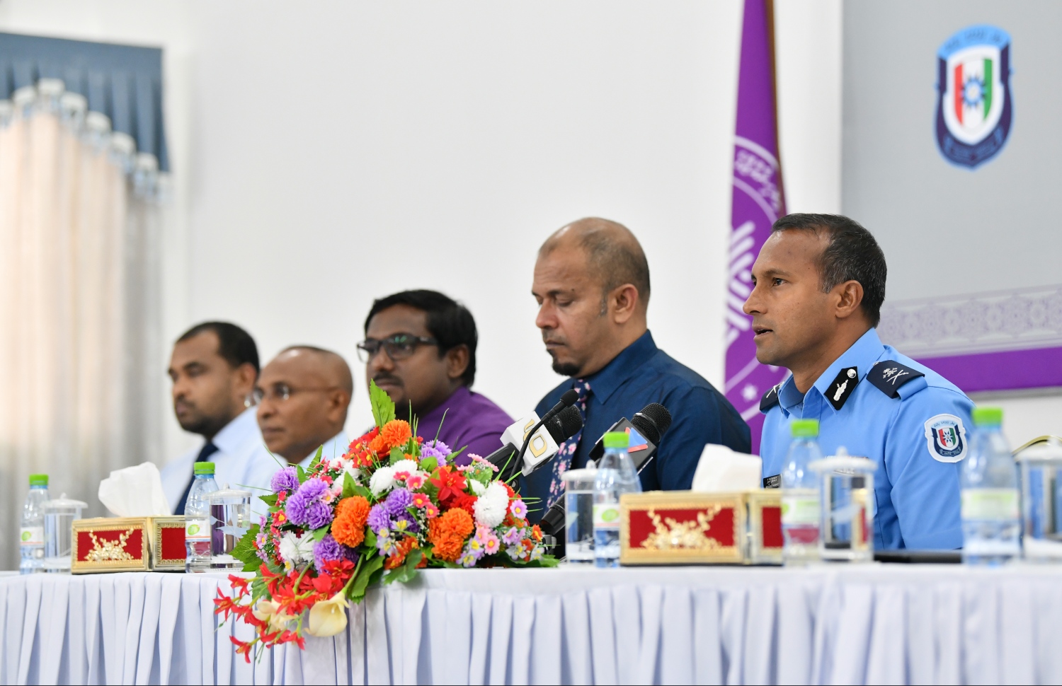 ފުލުހުންނާއި އިލެކްޝަންސް ކޮމިޝަނުން ގުޅިގެން ބޭއްވި ނޫސްވެރިންގެ ބައްދަލުވުމެއް. --- ފޮޓޯ: މިހާރު