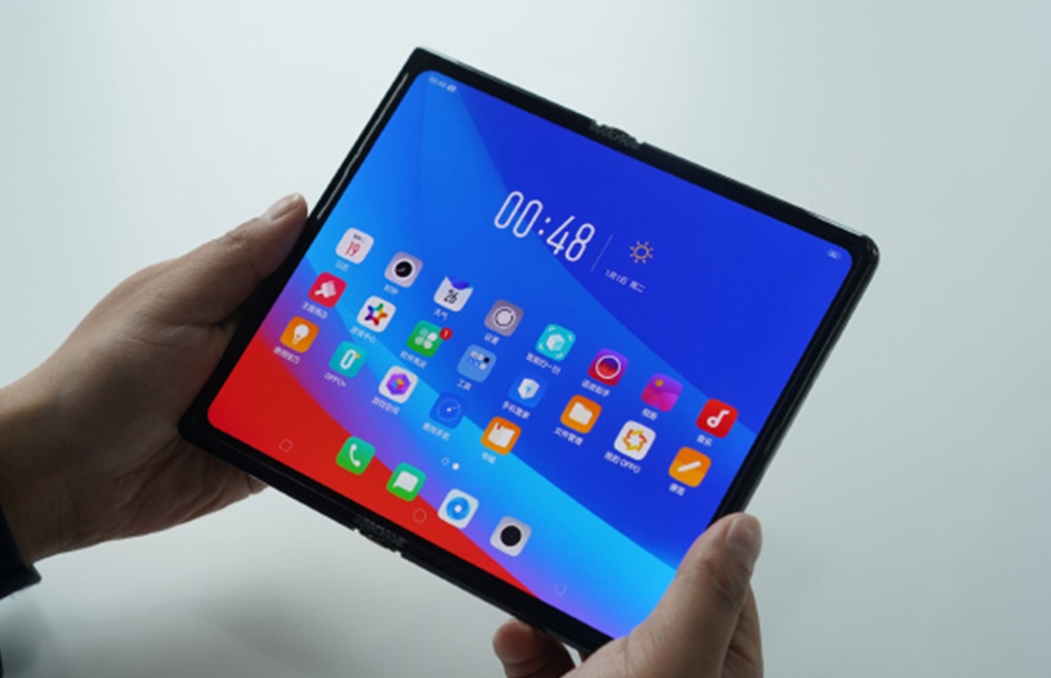 އޮޕޯގެ ފަތްޖަހައިލެވޭ ފޯނުގެ ނަމޫނާއެއް.