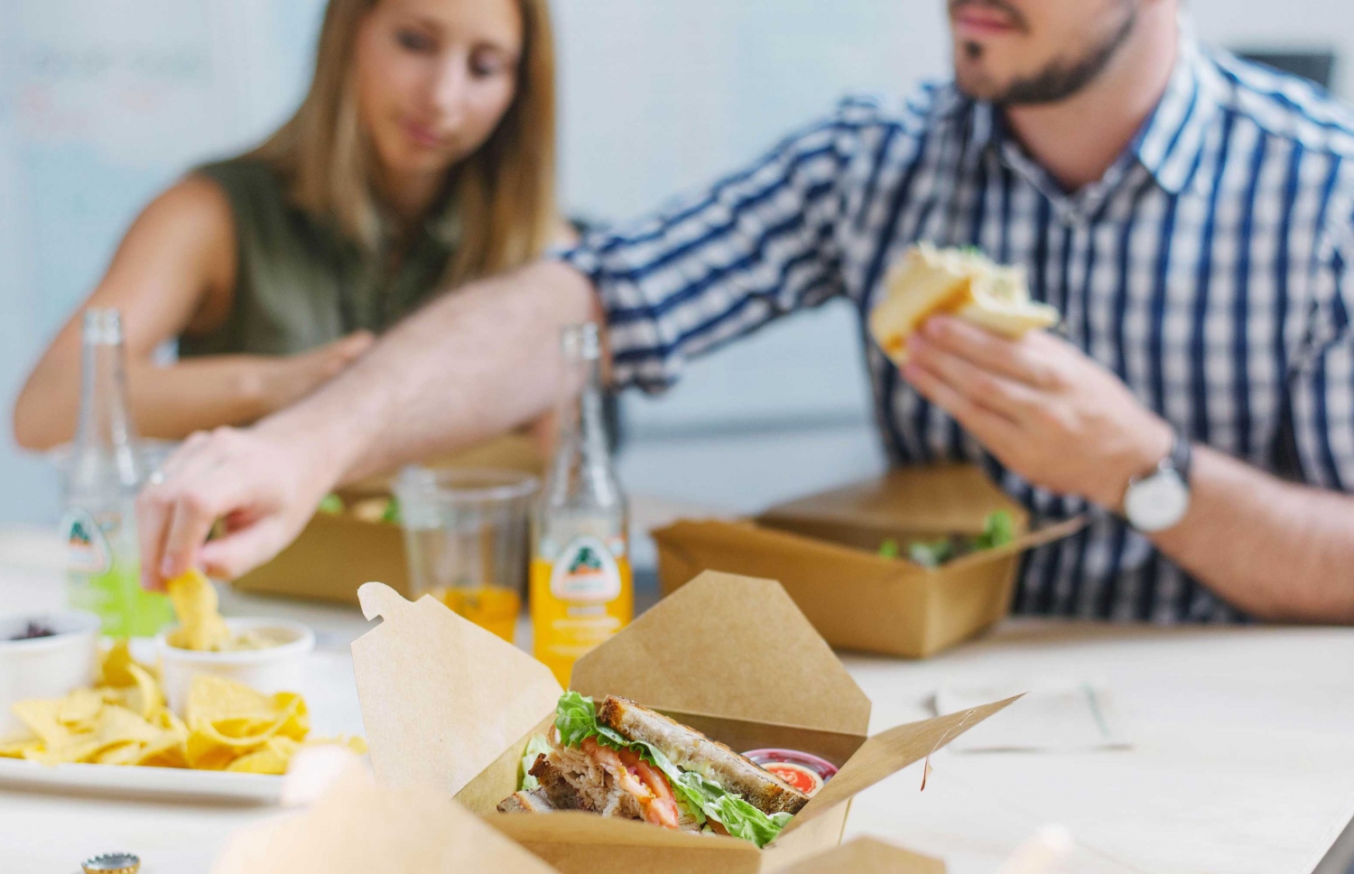 ބަޔަކު ޖަންކް ފުޑް ކަނީ: މިފަދަ ކެއުންތަކާ ދުރުވާން ސިއްހީ ތަޖުރިބާކާރުން ނަސޭހަތްތެރިވޭ.