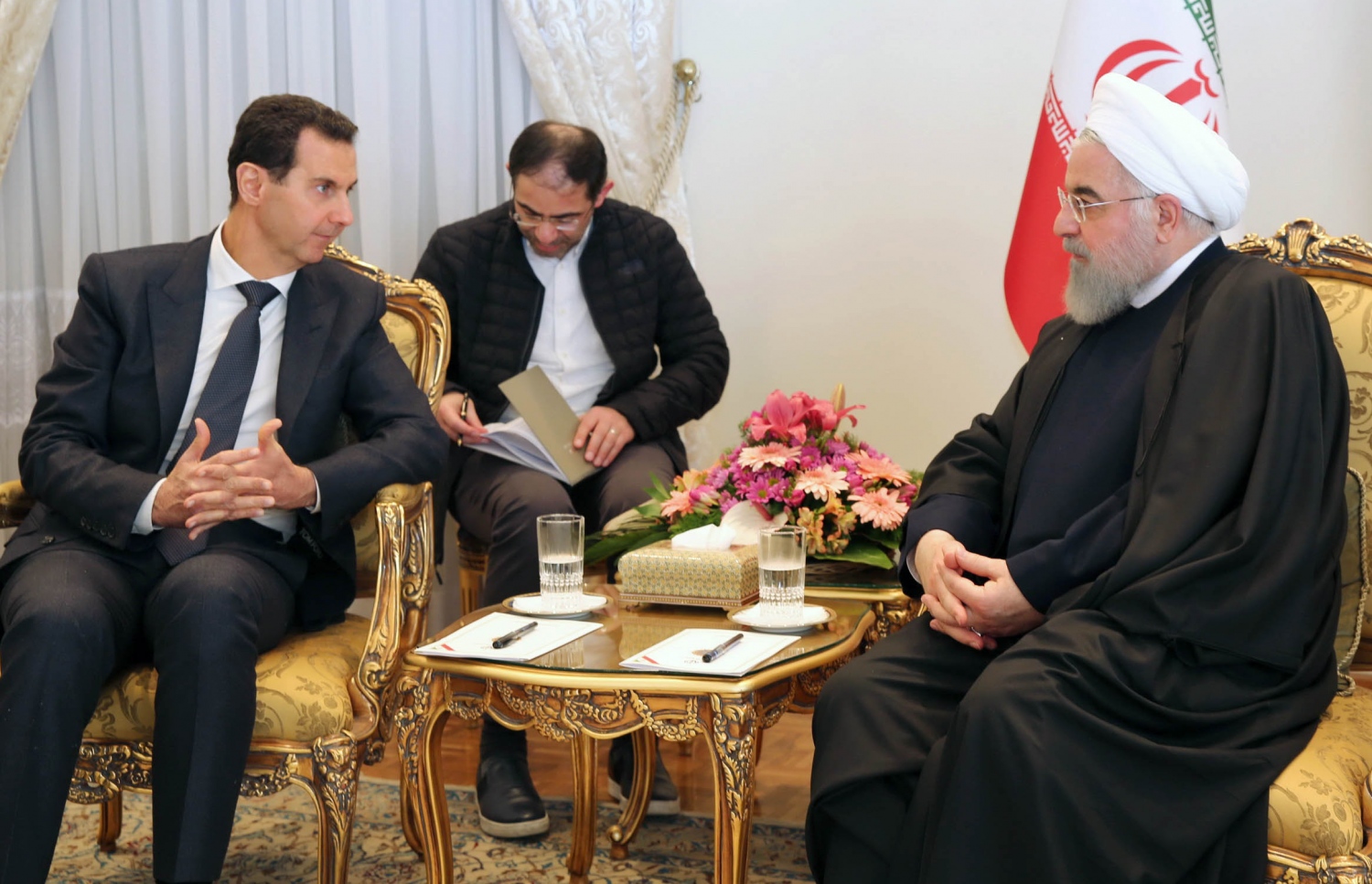 ސީރިއާގެ ރައީސް ބައްޝާރުލް އަސަދު (ވ) އީރާނަށް ވަޑައިގެން ރައީސް ހަސަން ރޫހާނީއާ ބައްދަލު ކުރައްވަނީ. --ފޮޓޯ:އޭއެފްޕީ