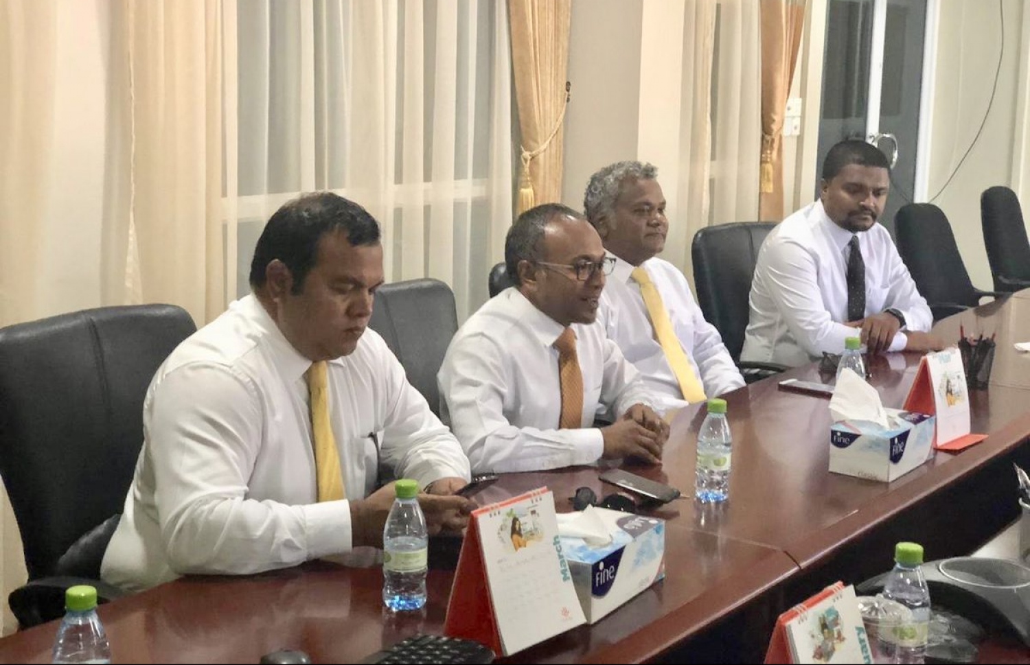 އެމްޑީޕީގެ ލީޑަޝިޕްގެ ބޭފުޅުން މިއަދު އިލެކްޝަންސް ކޮމިޝަންގެ މެމްބަރުންނާ ބައްދަލު ކުރައްވަނީ. -- ފޮޓޯ: އެމްޑީޕީ
