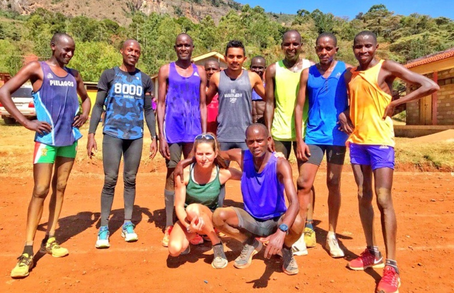 ޝިފާޒް (ކ-4) ކެންޔާގައި ތަމްރީން ހަދަމުން އަންނަ ދުވުންތެރިންތަކާ އެކު.