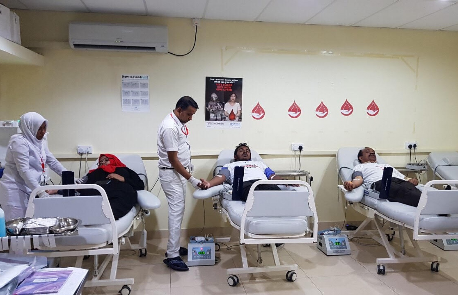 ދަމާސް އިން އިއްޔެ ބޭއްވި ލޭ ހަދިޔާކުރުމުގެ ކޭމްޕުގައި ބަޔަކު ލޭ ދެނީ-- ފޮޓޯ: ދަމާސް