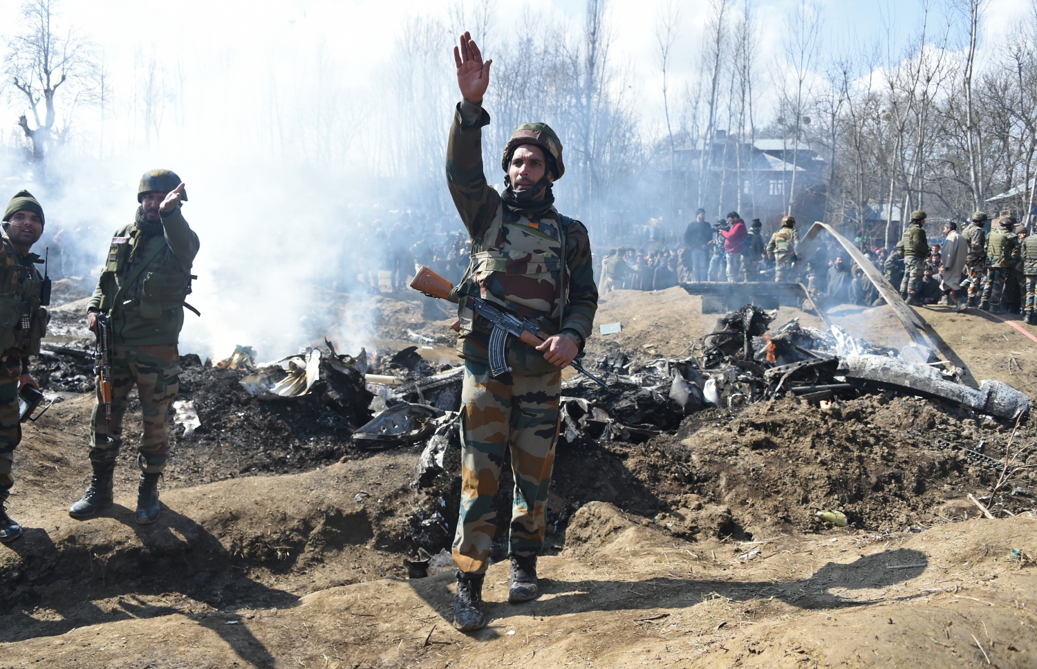 ވެއްޓުނު އިންޑިއާގެ އެއާ ފޯސްގެ މަތިންދާ ބޯޓެއް އިންޑިއާ ސިފައިން ޗެކް ކުރަނީ. --ފޮޓޯ:އޭއެފްޕީ