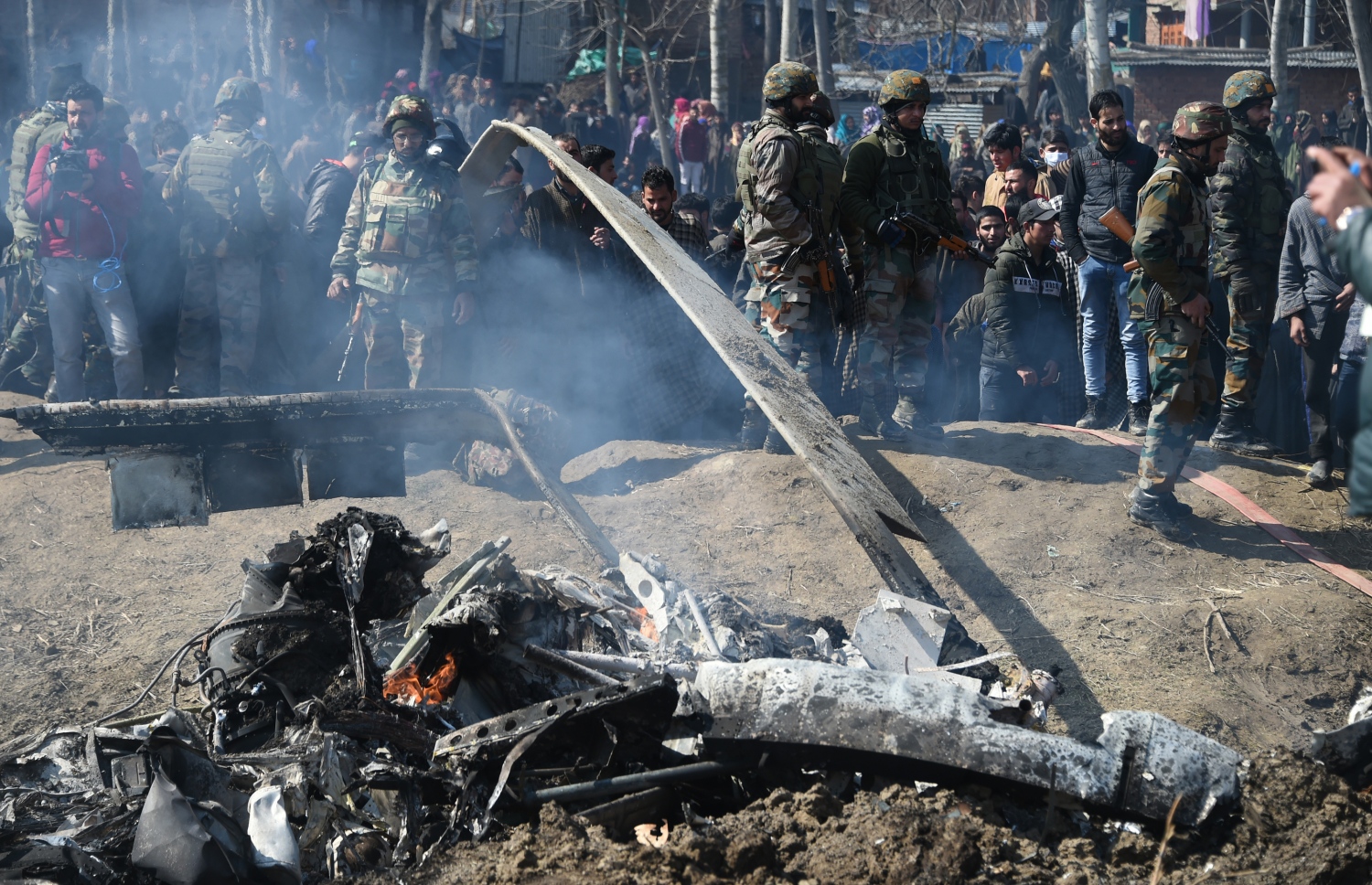 ވެއްޓުނު އިންޑިއާގެ އެއާ ފޯސްގެ މަތިންދާ ބޯޓެއް އިންޑިއާ ސިފައިން ޗެކް ކުރަނީ. --ފޮޓޯ:އޭއެފްޕީ