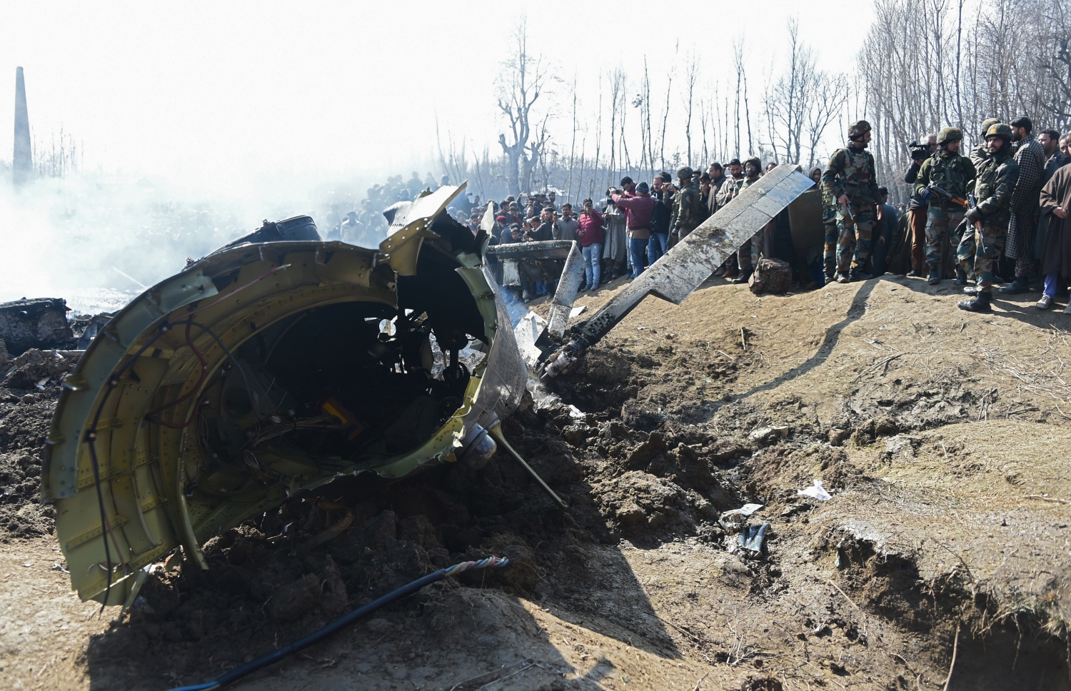 ވެއްޓުނު އިންޑިއާގެ އެއާ ފޯސްގެ މަތިންދާ ބޯޓެއް އިންޑިއާ ސިފައިން ޗެކް ކުރަނީ. --ފޮޓޯ:އޭއެފްޕީ