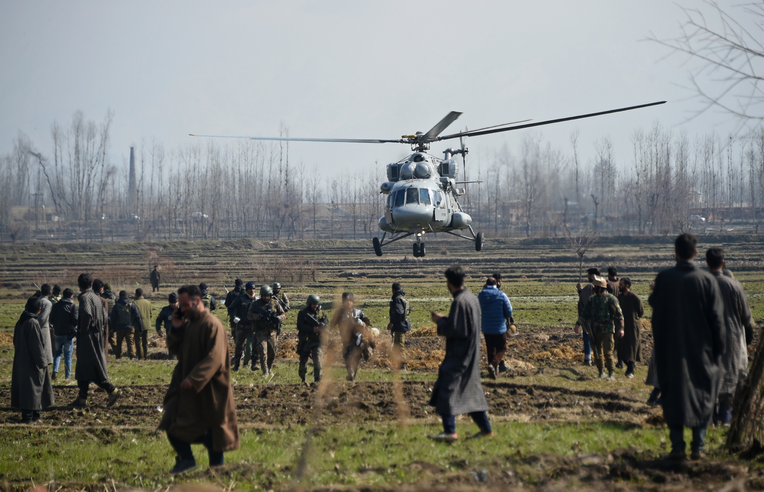 އިންޑިއާގެ ހެލިކޮޕްޓަރެއް ވެއްޓުނު ސަރަހައްދަކަށް އިންޑިއާ ސިފައިންގެ ހެލިކޮޕްޓަރެއް މިއަދު ތިރިކުރަނީ. --ފޮޓޯ:އޭއެފްޕީ