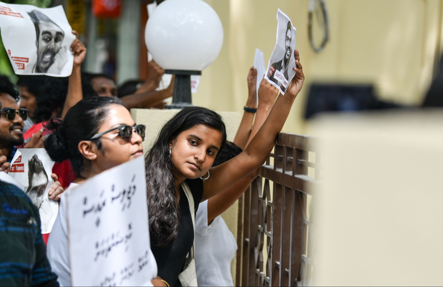 މަޖިލިސް ސަރަހައްދުގައި އާއްމު ބަޔަކު އިހުތިޖާޖު ކުރަނީ: މަޖިލިސް ކޮރަޕްޓްވުމުން މުޅި ނިޒާމަށް އަސަރު ކުރޭ: ފޮޓޯ: ހުސައިން ވަހީދު/މިހާރު