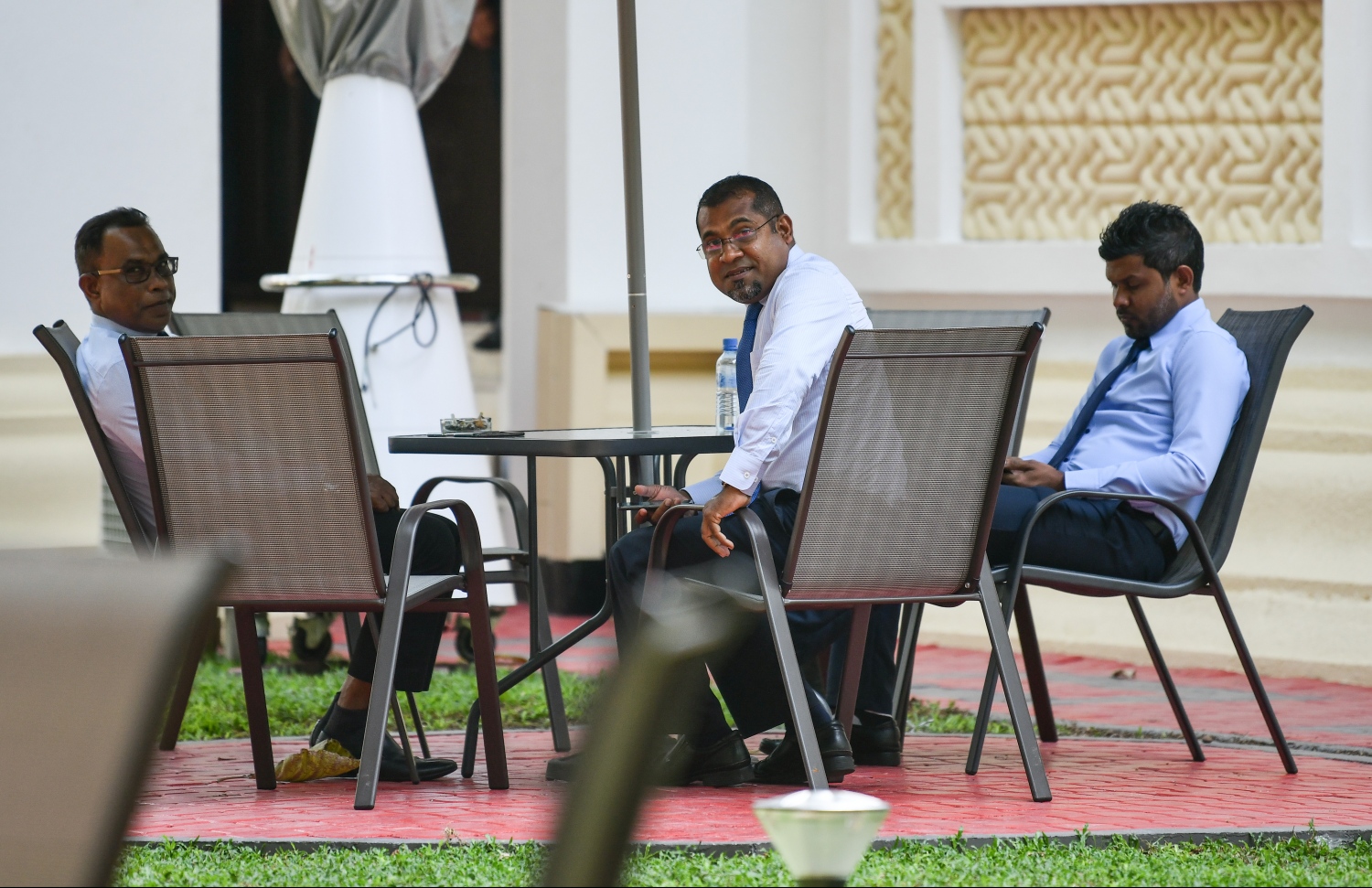 ފަރެސްމާތޮޑާ ދާއިރާގެ ޖުމްހޫރީ ޕާޓީގެ މެމްބަރު ހުސެއިން މުހައްމަދު ލަތީފާއި (ކ) ޕީޕީއެމްގެ ދެ މެމްބަރަކު މަޖިލިހުގެ އިދާރާގެ ގޯތިތެރޭގައި. --- ފޮޓޯ: ހުސެއިން ވަހީދު/ މިހާރު