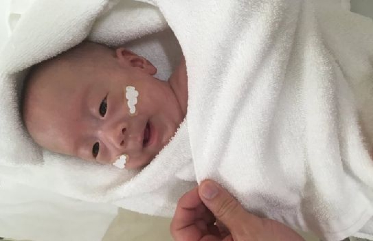 މިހާތަނަށް އުފަންވި އެންމެ ކުޑަ ފިރިހެން ކުއްޖާ ހޮސްޕިޓަލުން ދޫކޮށްލި އިރު އޮތް ގޮތް