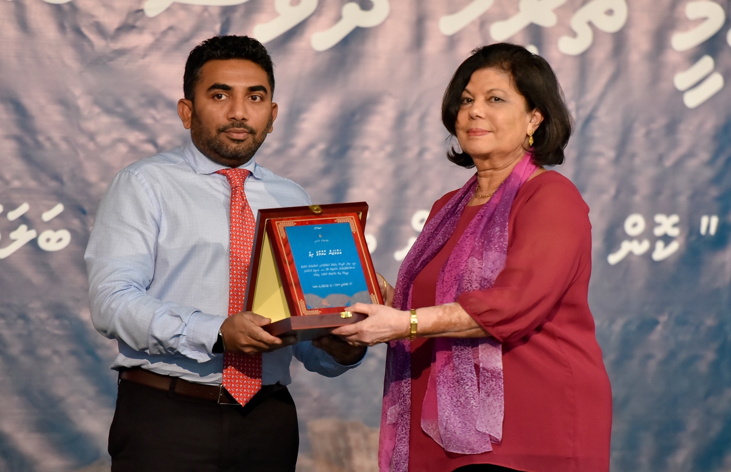 މާލެ: ފެބުރުއަރީ 27: ދިވެހި ރާއްޖޭގެ ގައުމީ ތާރީޚު ދުވަހުގެ ރަސްމީ ޖަލްސާގައި ޚިދުމަތުގެ އަގުވަޒަން ކުރުމުގެ ފިލާ ހެލްތު މިނިސްޓަރު އަބްދުﷲ އަމީން ދެއްވަނީ. -- ފޮޓޯ: އަހުމަދު ނިޝާތު /މިހާރު