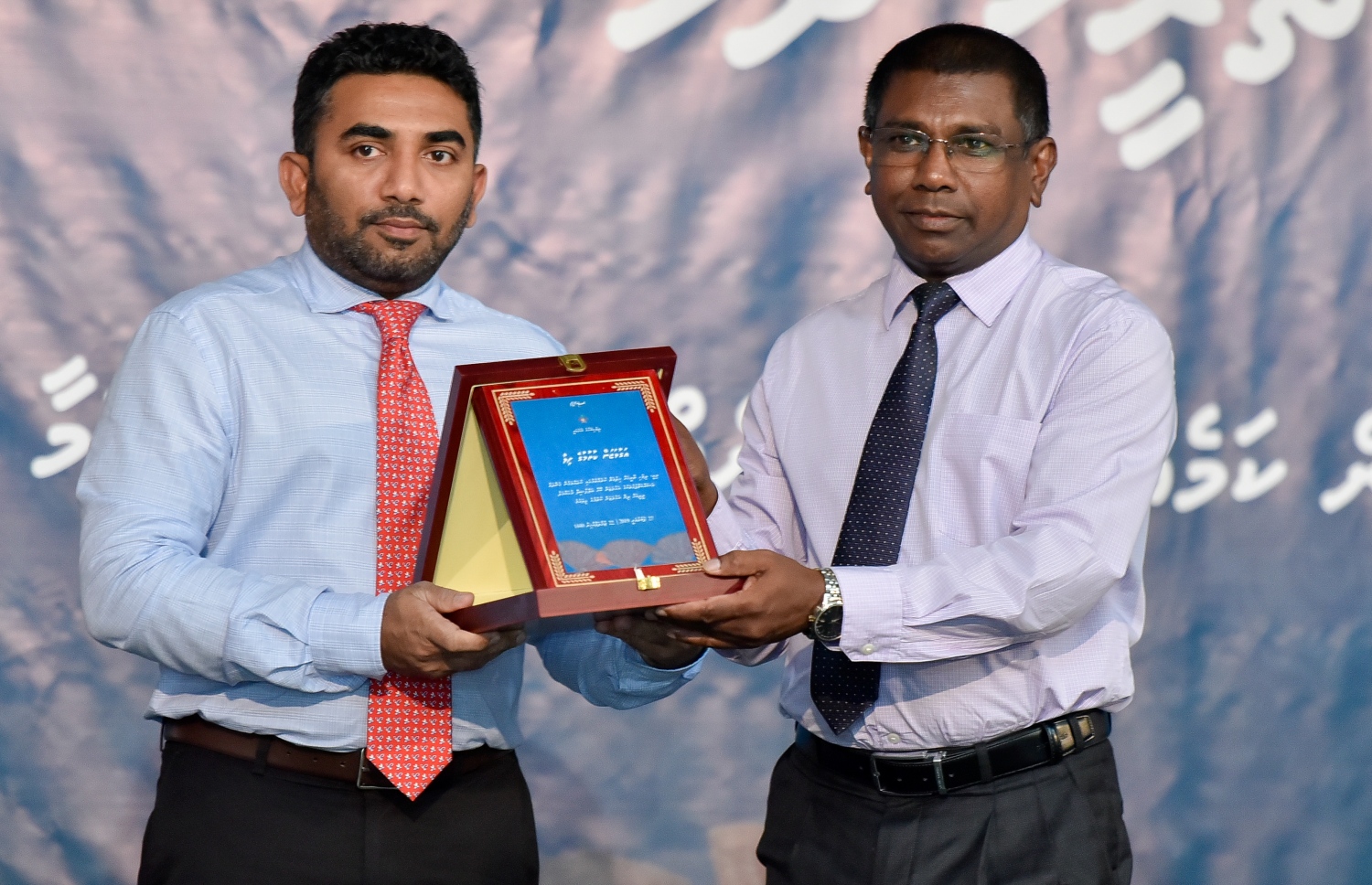 މާލެ: ފެބުރުއަރީ 27: ދިވެހި ރާއްޖޭގެ ގައުމީ ތާރީޚު ދުވަހުގެ ރަސްމީ ޖަލްސާގައި ޚިދުމަތުގެ އަގުވަޒަން ކުރުމުގެ ފިލާ ހެލްތު މިނިސްޓަރު އަބްދުﷲ އަމީން ދެއްވަނީ. -- ފޮޓޯ: އަހުމަދު ނިޝާތު /މިހާރު