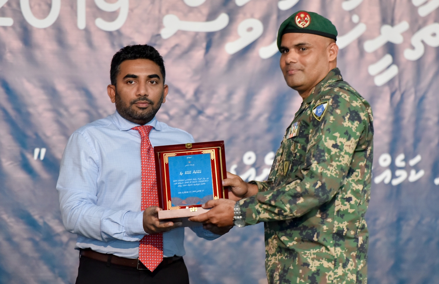 މާލެ: ފެބުރުއަރީ 27: ދިވެހި ރާއްޖޭގެ ގައުމީ ތާރީޚު ދުވަހުގެ ރަސްމީ ޖަލްސާގައި ޚިދުމަތުގެ އަގުވަޒަން ކުރުމުގެ ފިލާ ހެލްތު މިނިސްޓަރު އަބްދުﷲ އަމީން ދެއްވަނީ. -- ފޮޓޯ: އަހުމަދު ނިޝާތު /މިހާރު