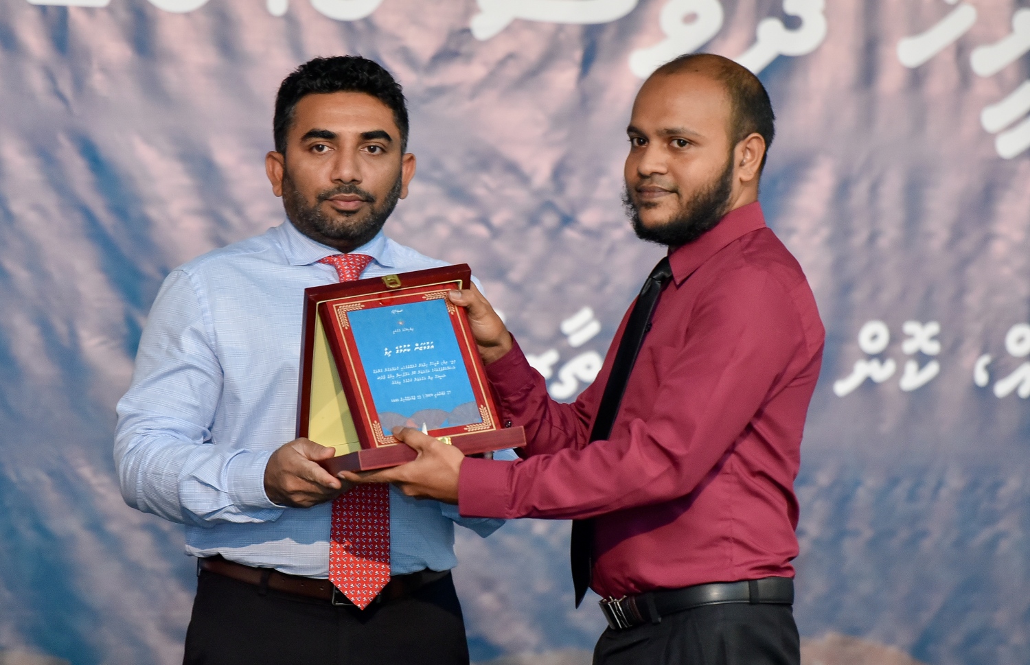 މާލެ: ފެބުރުއަރީ 27: ދިވެހި ރާއްޖޭގެ ގައުމީ ތާރީޚު ދުވަހުގެ ރަސްމީ ޖަލްސާގައި ޚިދުމަތުގެ އަގުވަޒަން ކުރުމުގެ ފިލާ ހެލްތު މިނިސްޓަރު އަބްދުﷲ އަމީން ދެއްވަނީ. -- ފޮޓޯ: އަހުމަދު ނިޝާތު /މިހާރު