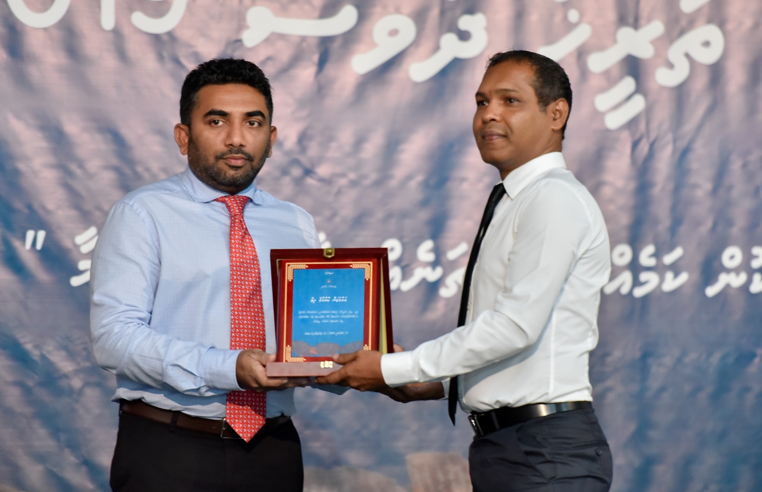 މާލެ: ފެބުރުއަރީ 27: ދިވެހި ރާއްޖޭގެ ގައުމީ ތާރީޚު ދުވަހުގެ ރަސްމީ ޖަލްސާގައި ޚިދުމަތުގެ އަގުވަޒަން ކުރުމުގެ ފިލާ ހެލްތު މިނިސްޓަރު އަބްދުﷲ އަމީން ދެއްވަނީ. -- ފޮޓޯ: އަހުމަދު ނިޝާތު /މިހާރު