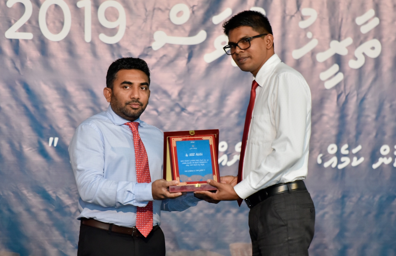 މާލެ: ފެބުރުއަރީ 27، ދިވެހިރާއްޖޭގެ ގައުމީ ތާރީޚު ދުވަހުގެ ރަސްމީ ޖަލްސާގެ ތެރެއިން؛ ިދުމަތުގެ އަގުވަޒަން ކުރުމުގެ ފިލާ އެރުވުން. މިނިސްޓަރ އޮފް ހެލްތު އަލްފާޟިލް ޢަބްދުﷲ އަމީން-.-- ފޮޓޯ: އަހުމަދު ނިޝާތު /މިހާރު