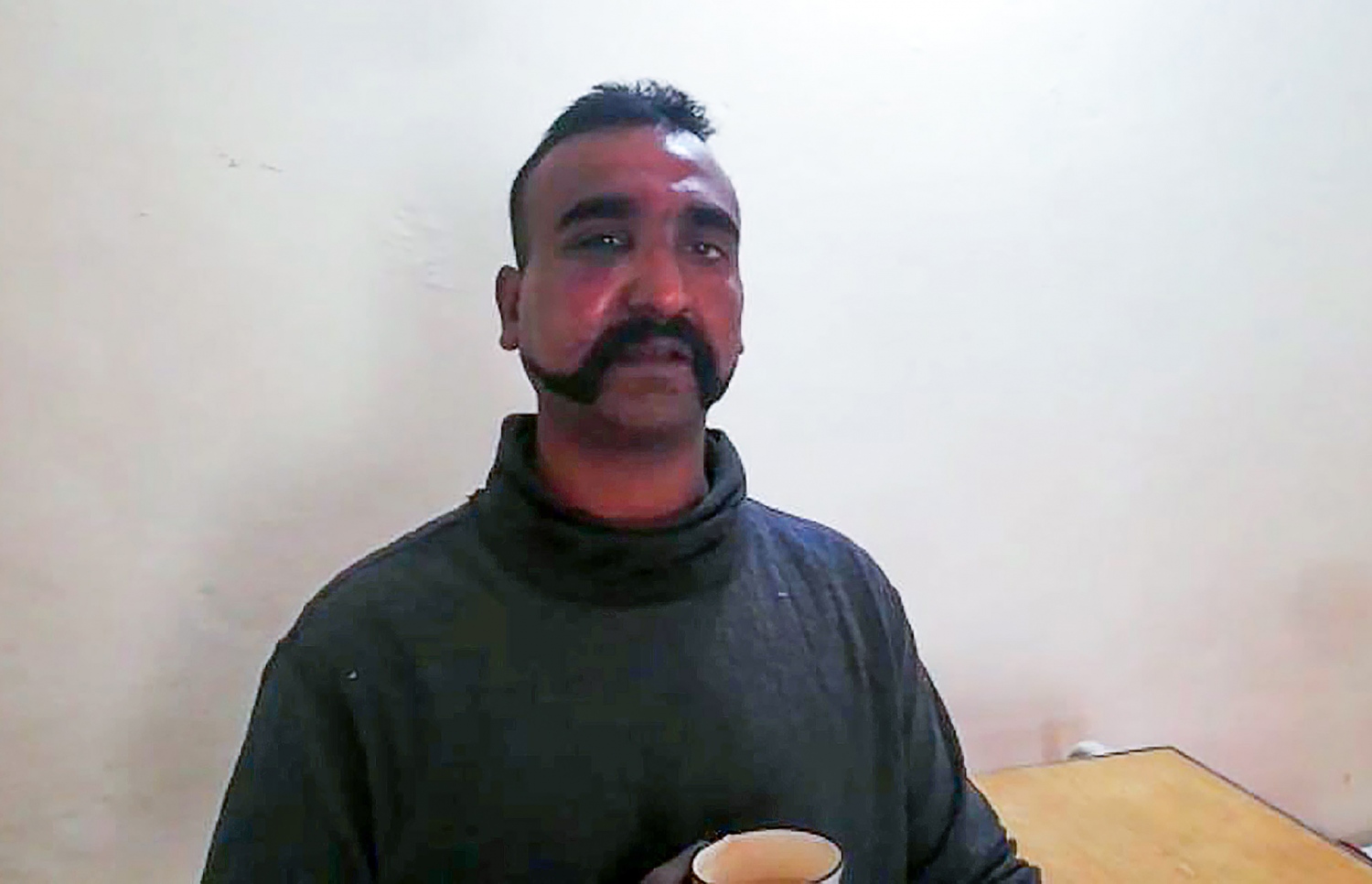 ޕާކިސްތާނުގެ ބެލުމުގެ ދަށުގައި ހުރި އިންޑިއާގެ ހަނގުރާމަ މަތީ ބޯޓުގެ ޕައިލެޓް ސައި ޖޯޑެއް ހިފައިގެން. --ފޮޓޯ:އޭއެފްޕީ