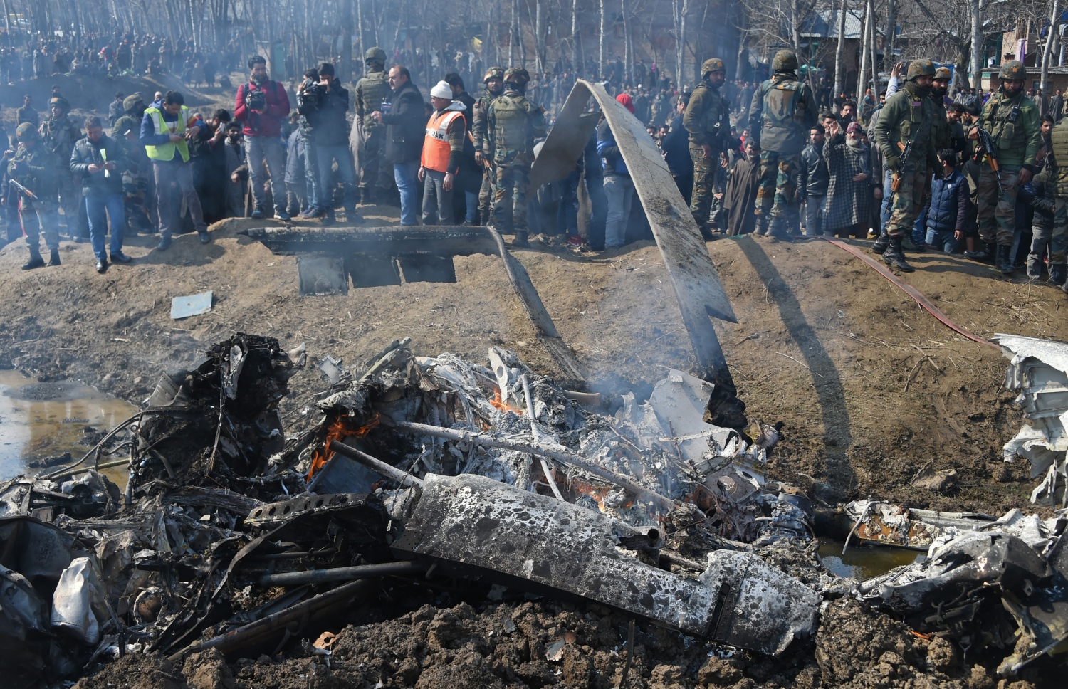 އިންޑިއާގެ ވައިގެ ސިފައިންގެ ހެލިކޮޕްޓަރު ވެއްޓުނު ސަރަހައްދުގައި އެ ގައުމުގެ ސިފައިން ހަރަކާތްތެރި ވަނީ. --ފޮޓޯ:އޭއެފްޕީ