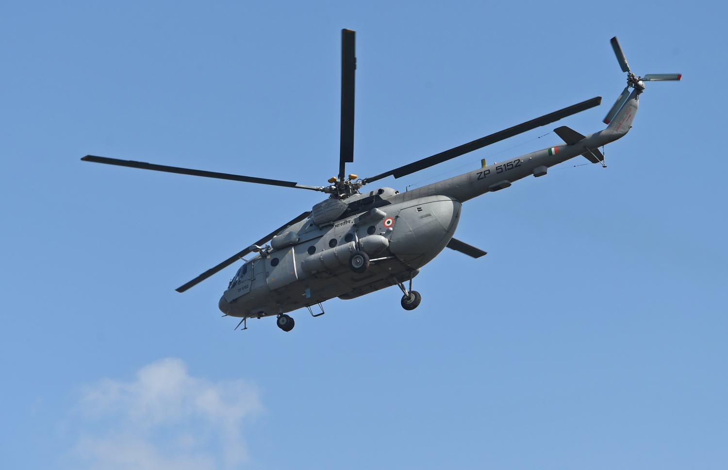 އިންޑިއާގެ ވައިގެ ސިފައިންގެ ހެލިކޮޕްޓަރެއް ވެއްޓުނު ސަރަހައްދުގައި އެ ގައުމުގެ ހެލިކޮޕްޓަރެއް ދަތުރު ކުރަނީ. --ފޮޓޯ:އޭއެފްޕީ