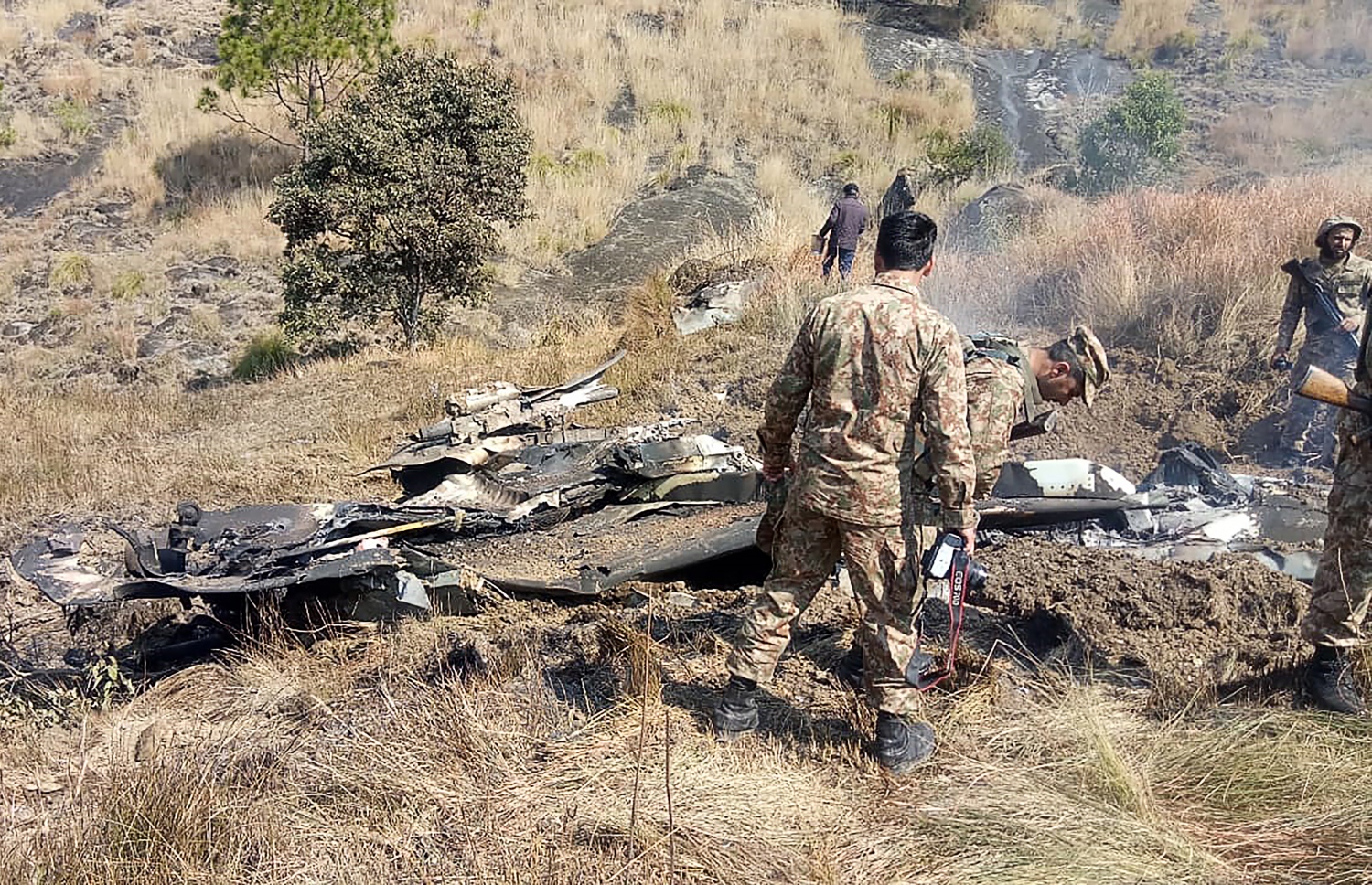 ވައްޓާލި އިންޑިއާ ސިފައިންގެ މަތިންދާ ބޯޓުގެ ބައިތަކުގެ ކައިރީގައި ޕާކިސްތާން ސިފައިން ހަރަކާތްތެރި ވަނީ. --ފޮޓޯ:އޭއެފްޕީ