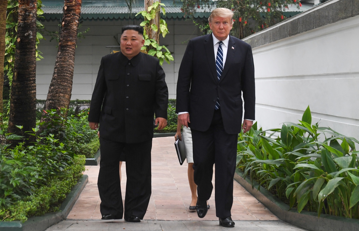 ހެނޮއި، ފެބްރުއަރީ 28، 2019: ނޯތު ކޮރެއާގެެ ލީޑަރު ކިމް ޖޮން-އުން އާއި އެމެރިކާގެ ރައީސް ޑޮނަލްޑް ޓްރަމްޕް (ކ) ގެ ސަމިޓުގެ ބްރޭކް ގަޑީގައި ވަޑައިގަންނަވަނީ. --ފޮޓޯ:އޭއެފްޕީ