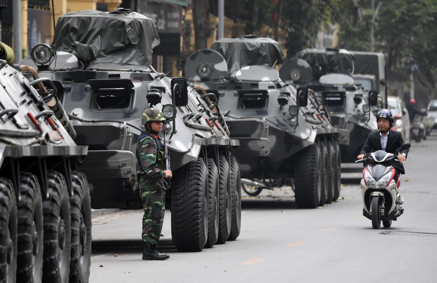 ހެނޮއި، ފެބްރުއަރީ 28، 2019: ނޯތު ކޮރެއާގެެ ލީޑަރު ކިމް ޖޮން-އުންއާ އެމެރިކާގެ ރައީސް ޑޮނަލްޑް ޓްރަމްޕުގެ ސަމިޓުގެ ސަލާމަތީ ކަންކަން ބަލަހައްޓަނީ. --ފޮޓޯ:އޭއެފްޕީ