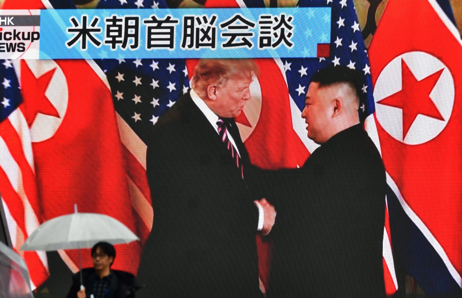 ހެނޮއި، ފެބްރުއަރީ 28، 2019: ނޯތު ކޮރެއާގެެ ލީޑަރު ކިމް ޖޮން-އުންއާ އެމެރިކާގެ ރައީސް ޑޮނަލްޑް ޓްރަމްޕް (ވ) ބައްދަލު ކުރައްވަނީ. --ފޮޓޯ:އޭއެފްޕީ