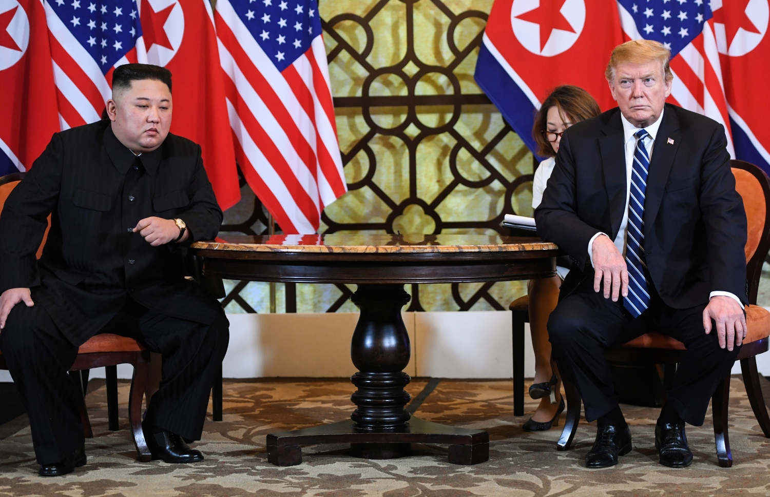 ހެނޮއި، ފެބްރުއަރީ 28، 2019: ނޯތު ކޮރެއާގެެ ލީޑަރު ކިމް ޖޮން-އުންއާ އެމެރިކާގެ ރައީސް ޑޮނަލްޑް ޓްރަމްޕް (ކ) ބައްދަލު ކުރައްވަނީ. --ފޮޓޯ:އޭއެފްޕީ