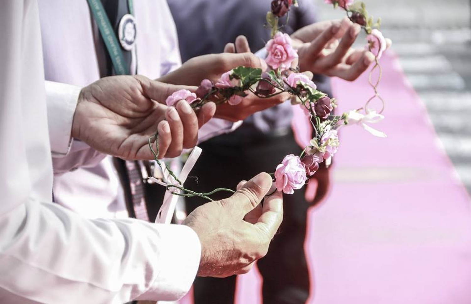 އޮފީހެއްގެ ފިރިހެން މުވައްޒަފުން އަންހެނުންގެ ދުވަހަކު އަންހެން މުވައްޒަފުންގެ އިސްތިގުބާލުގައި