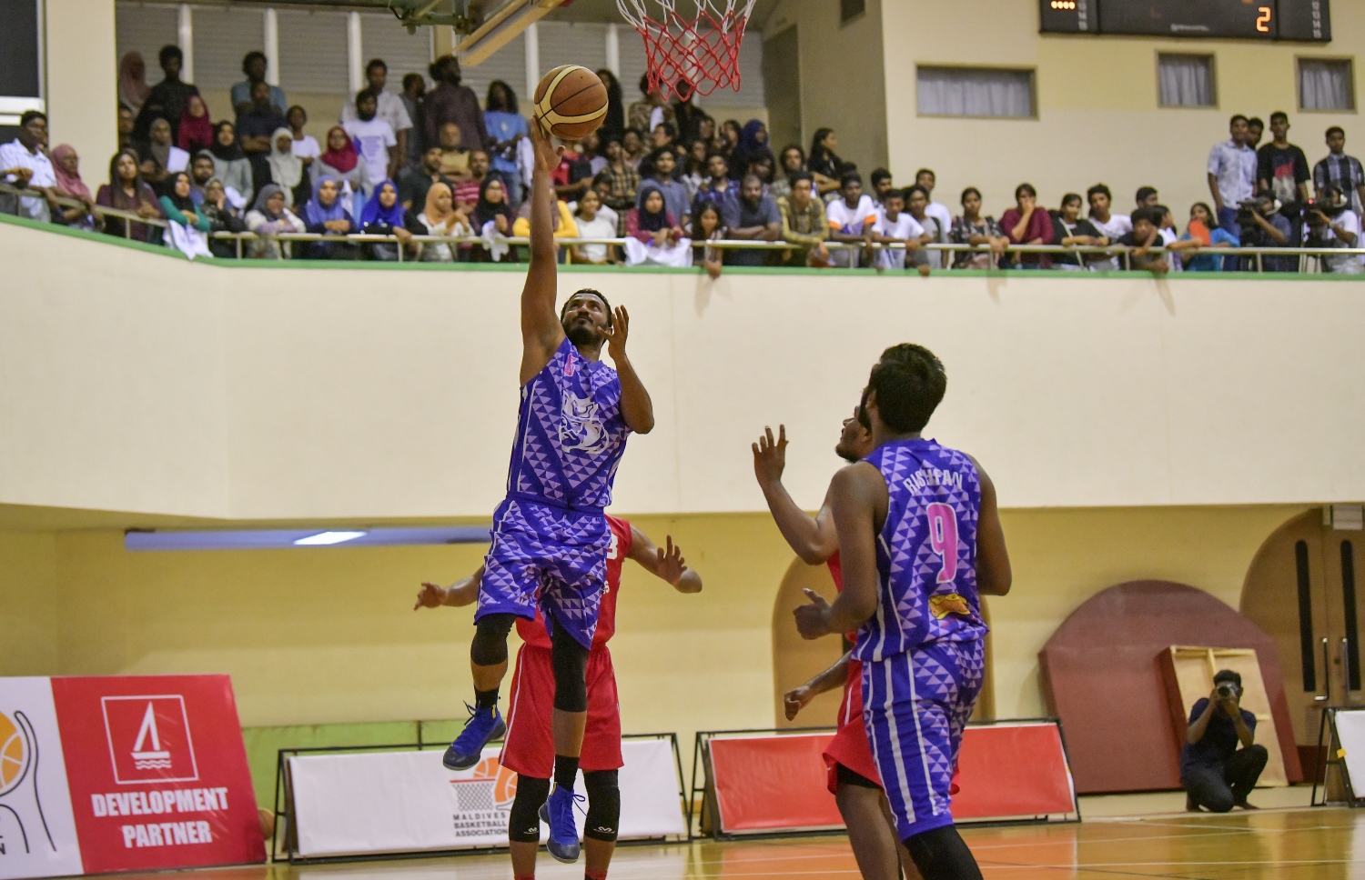 ރޭގެ މެޗުގައި ކިންގްސްގެ ކުޅުންތެރިޔަކު ޕޮއިންޓެއް އަޅަނީ. --ފޮޓޯ: ނިޝާން އަލީ/ މިހާރު