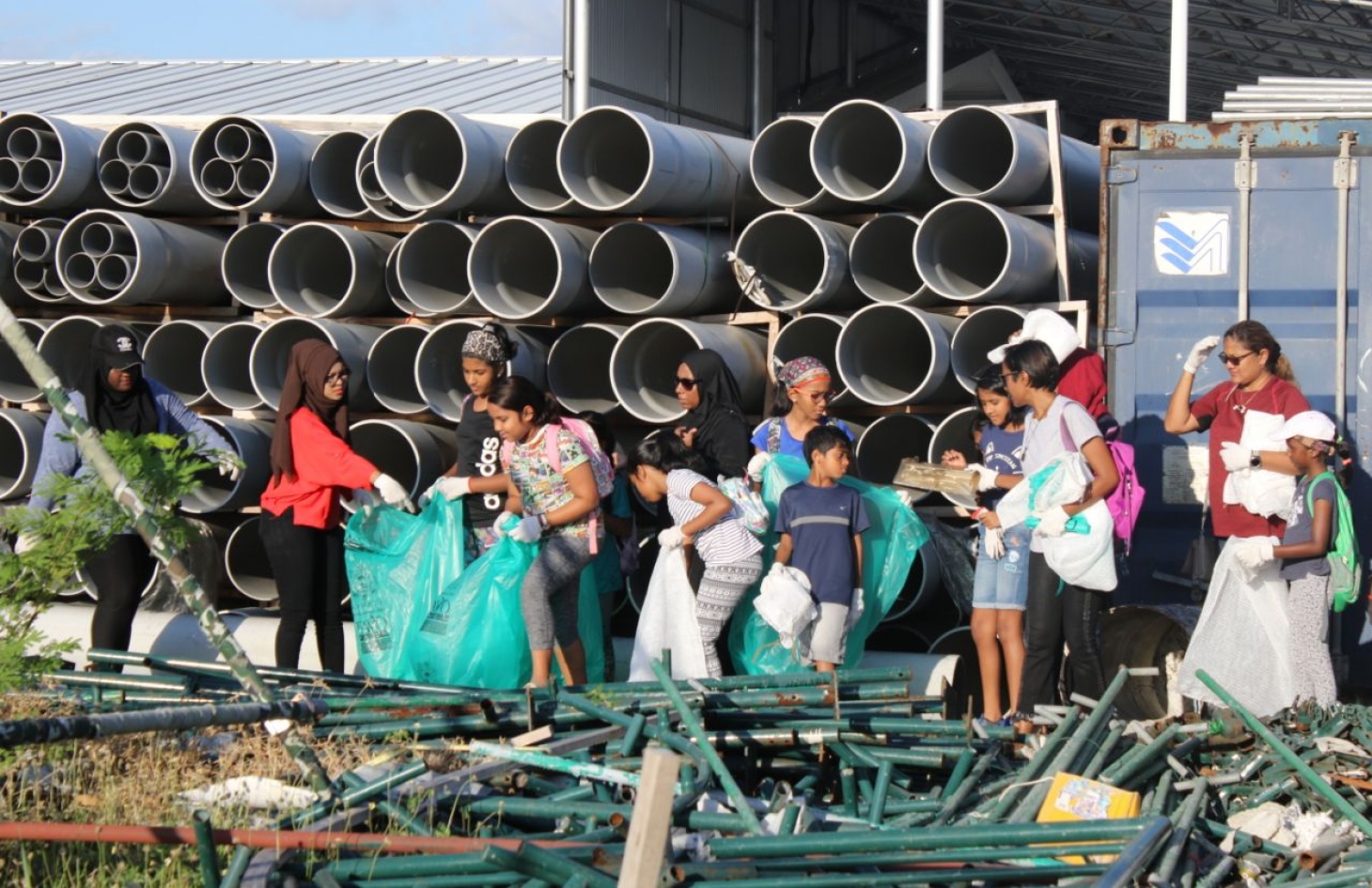 މާފަންނު އިންޑަސްޓްރިއަލް ޒޯން ސާފުކުރަން އެމެރިކަން ސެންޓަރުން ހިންގި ހަރަކާތުގައި ބައިވެރިވި ބައެއް މީހުން -- ފޮޓޯ: އެމެރިކަން ސެންޓަރު