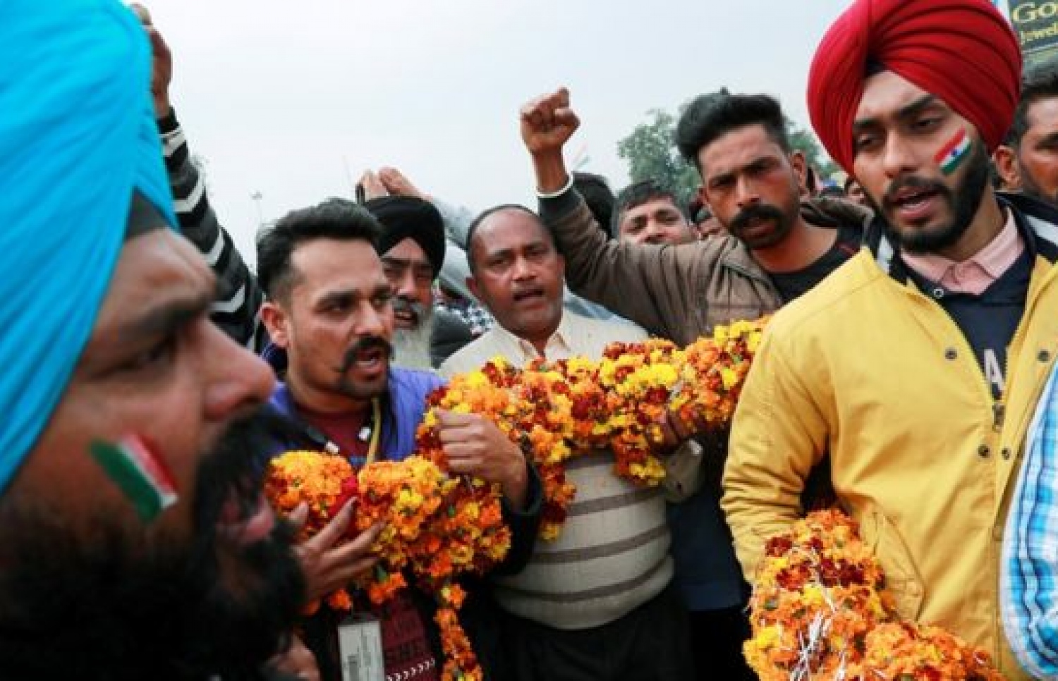 ޕައިލެޓަށް މަރުހަބާ ކިޔުމަށް ޖަމާވެފައިވާ މީހުން. --ފޮޓޯ:ރޮއިޓާސް