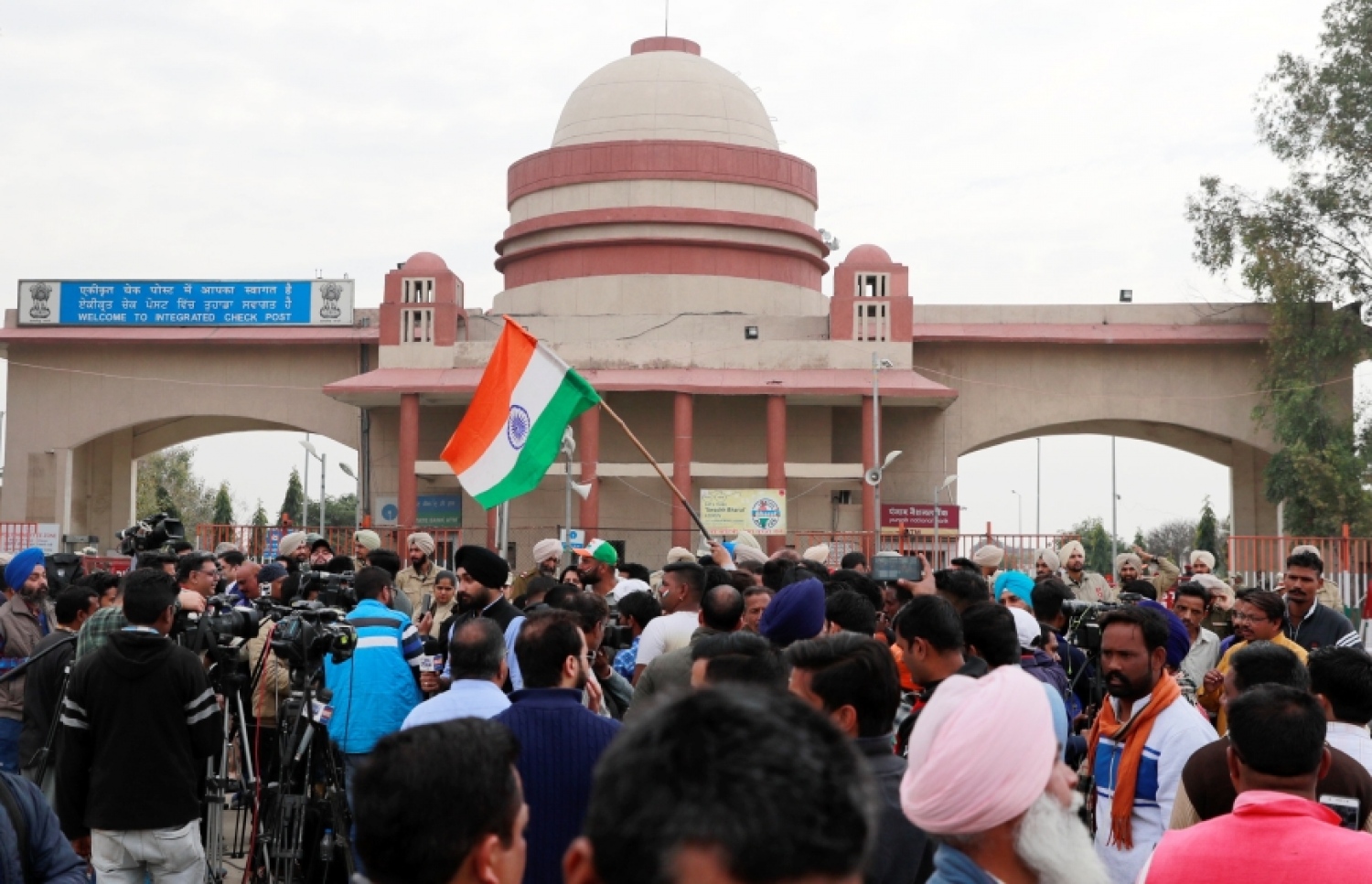 ޕައިލެޓަށް މަރުހަބާ ކިޔުމަށް ގިނަ އަދަދެއްގެ މީހުން ވަނީ ހުކުރު ދުވަހު ހެނދުނުން ފެށިގެން ޖަމާވާން ފަށާފައި. --ފޮޓޯ:ރޮއިޓާސް