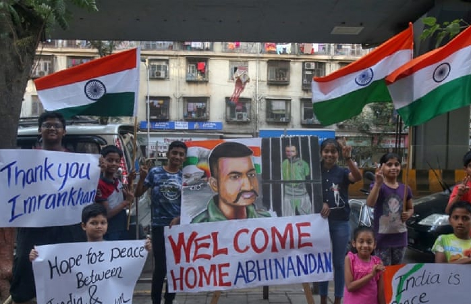 ޕައިލެޓަށް މަރުހަބާ ކިޔުމަށް ޖަމާވެފައިވާ މީހުން.