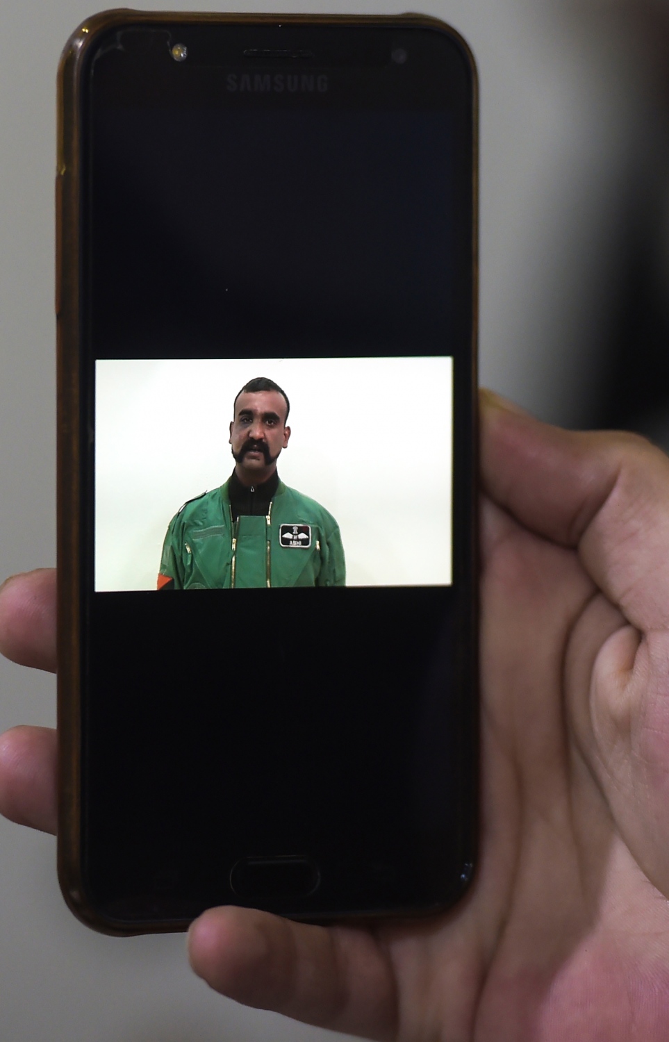 މާޗް 1، 2019، ވަގާހް: އިންޑިއާގެ ޕައިލެޓް އަބީނާންދަންގެ ވީޑިއޯ ބަޔާން ޕާކިސްތާން މީހަކު ފޯނުން ބަލަނީ. --ފޮޓޯ:އޭއެފްޕީ