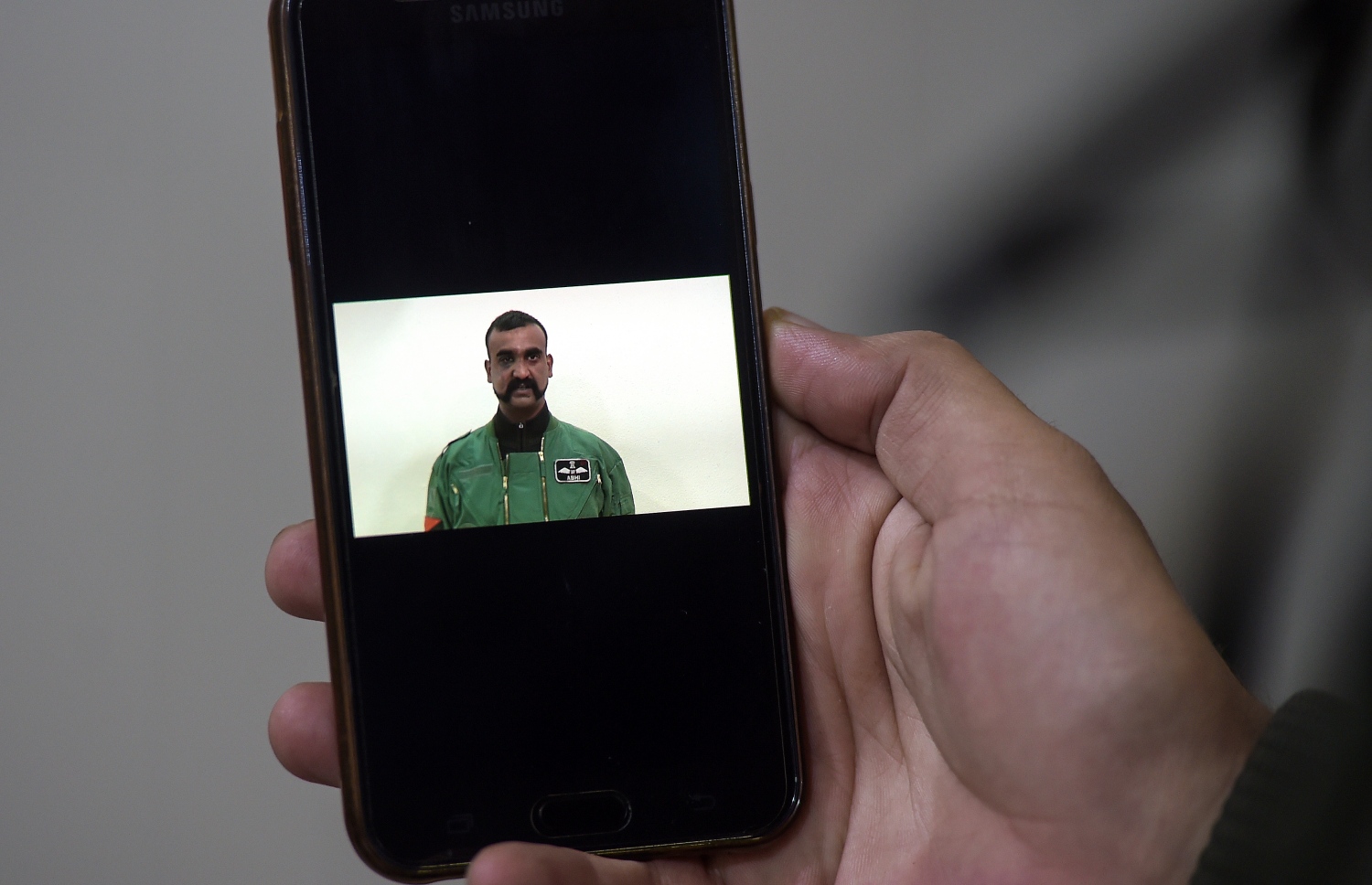 މާޗް 1، 2019، ވަގާހް: އިންޑިއާގެ ޕައިލެޓް އަބީނާންދަންގެ ވީޑިއޯ ބަޔާން ޕާކިސްތާން މީހަކު ފޯނުން ބަލަނީ. --ފޮޓޯ:އޭއެފްޕީ