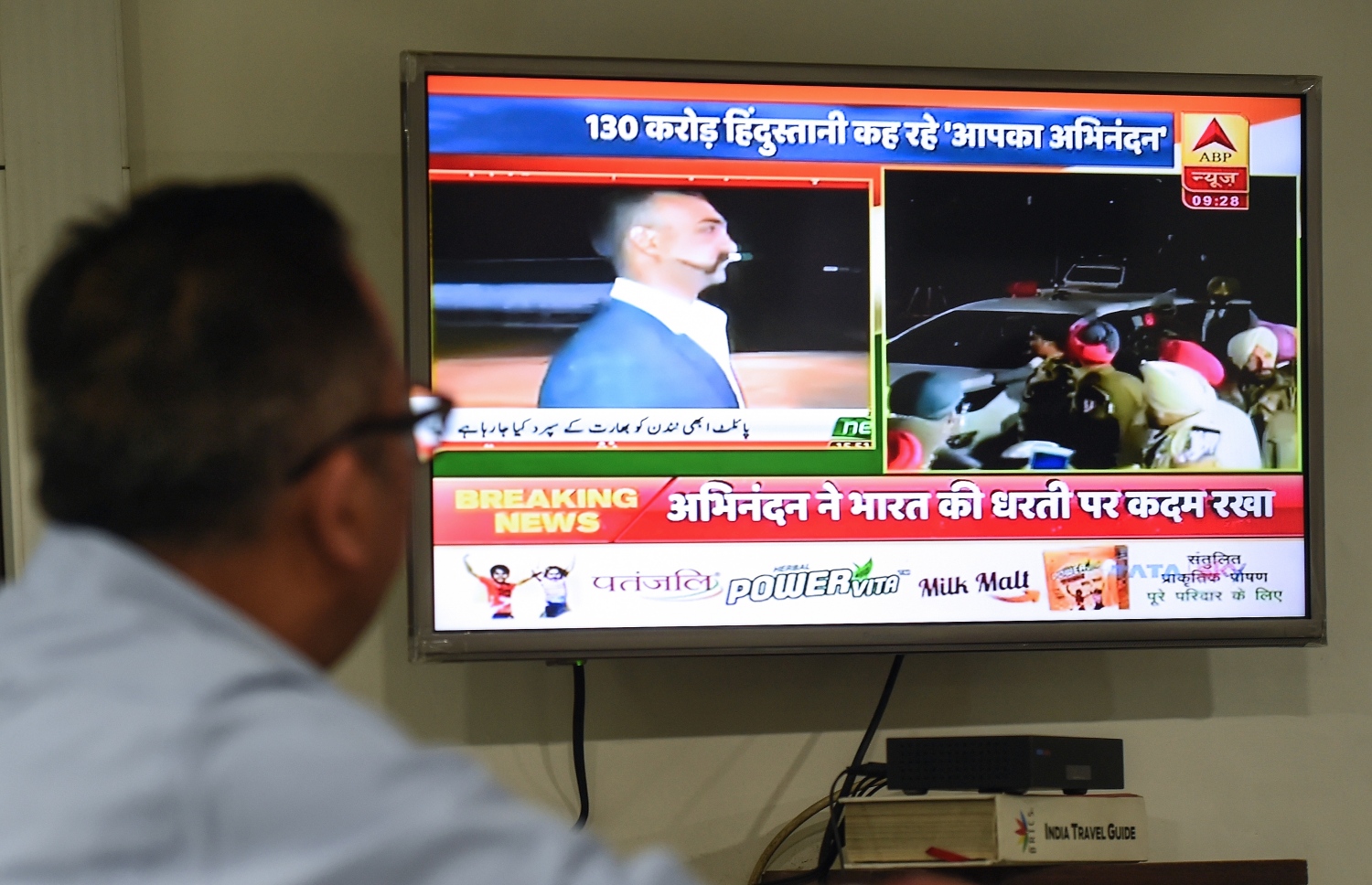 މާޗް 1، 2019، ވަގާހް: އިންޑިއާގެ ޕައިލެޓް އަބީނާންދަން މިނިވަން ކުރާ މަންޒަރު ޓީވީން ބަލަނީ. --ފޮޓޯ:އޭއެފްޕީ
