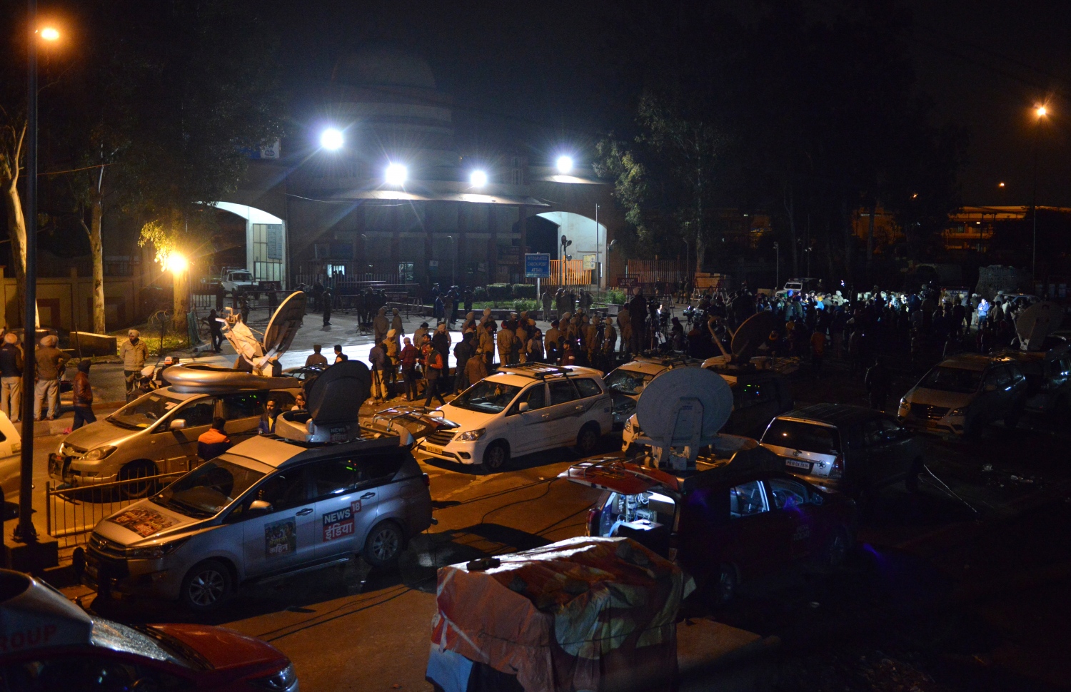 މާޗް 1، 2019، ވަގާހް: އިންޑިއާގެ ޕައިލެޓް އަބީނާންދަން މިނިވަން ކުރާނެ ވަގުތެއްގައި އިންޑިއާގެ ފުލުހުންނާއި މީޑިއާ މަޑުކޮށްލައިގެން --ފޮޓޯ:އޭއެފްޕީ